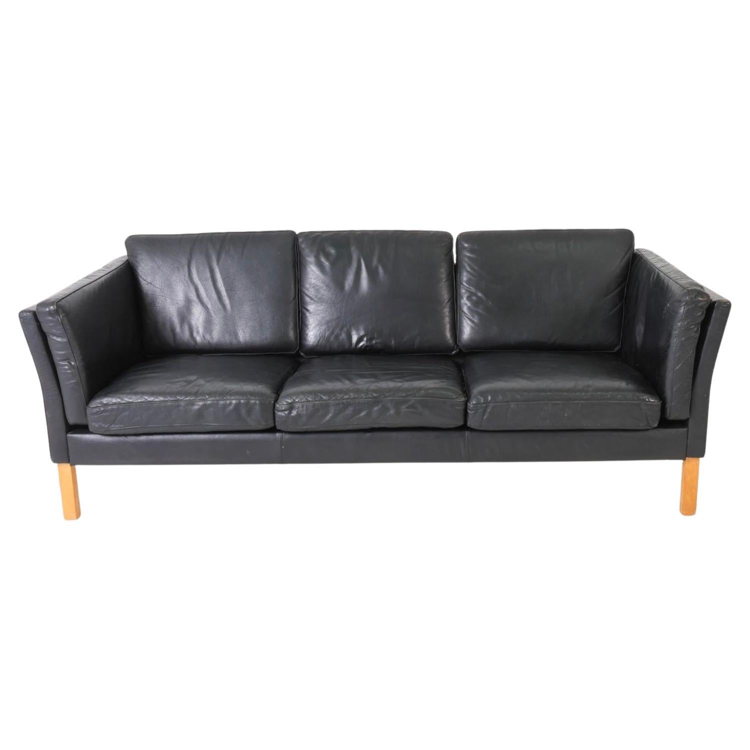 Mid Century Danish Modern black Leather 3 seat Sofa en venta