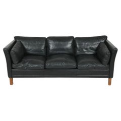 Canapé 3 places en cuir souple noir de style danois du milieu du siècle dernier, pieds en chêne