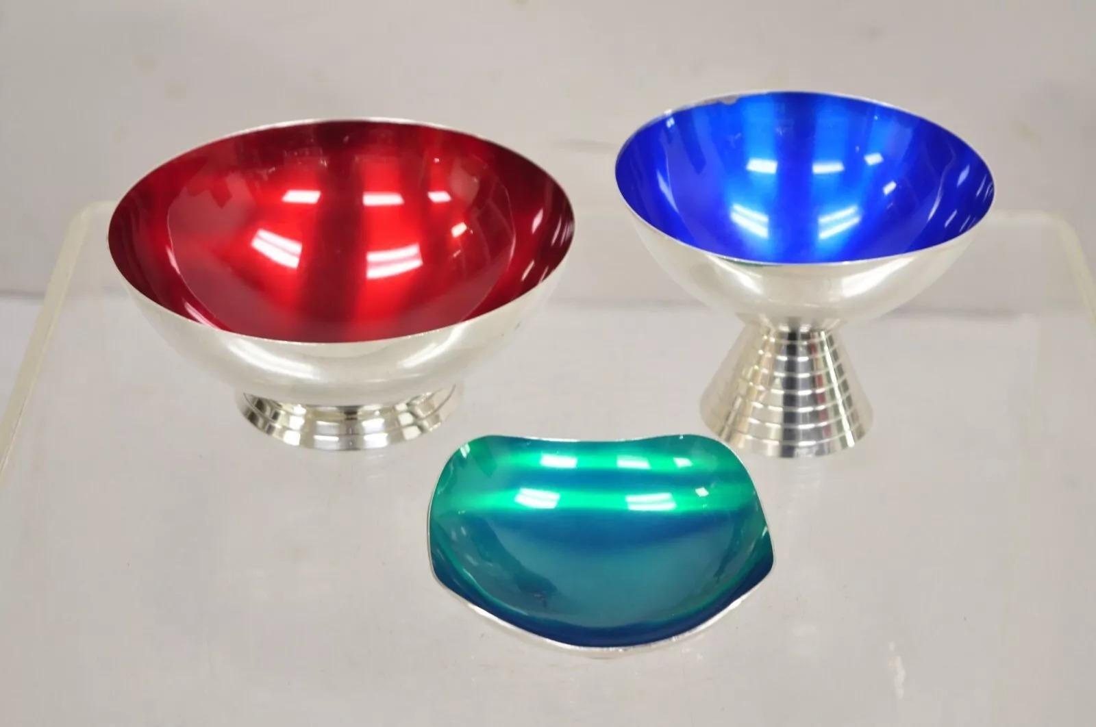 Vintage Mid Century Danish Modern Blau, Grün, Rot Versilbert Emaille Kompotte - 3 St. Circa Mitte des 20. Jahrhunderts. Abmessungen: Blau: 3,75