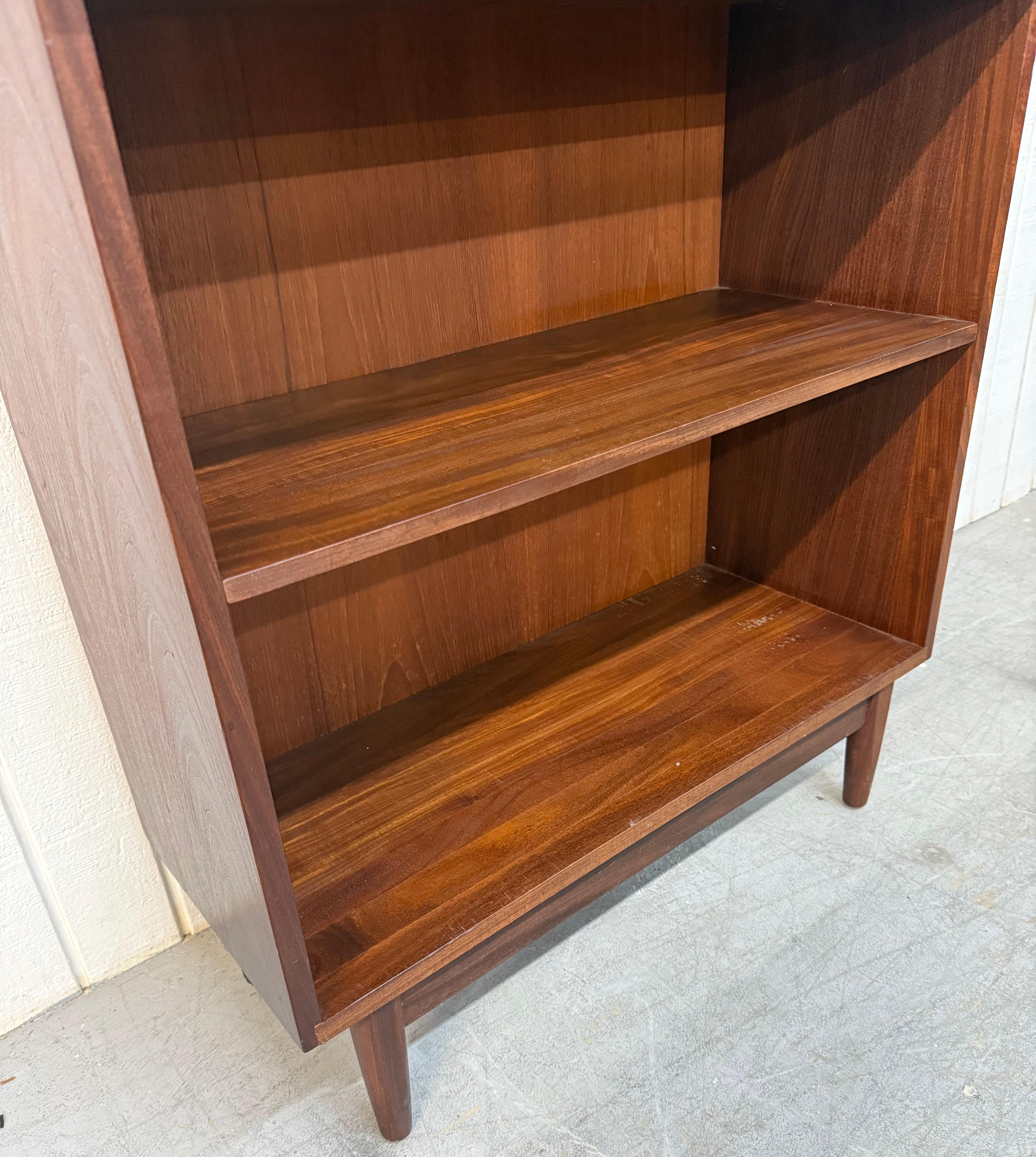 Legno Libreria moderna danese di metà secolo in vendita