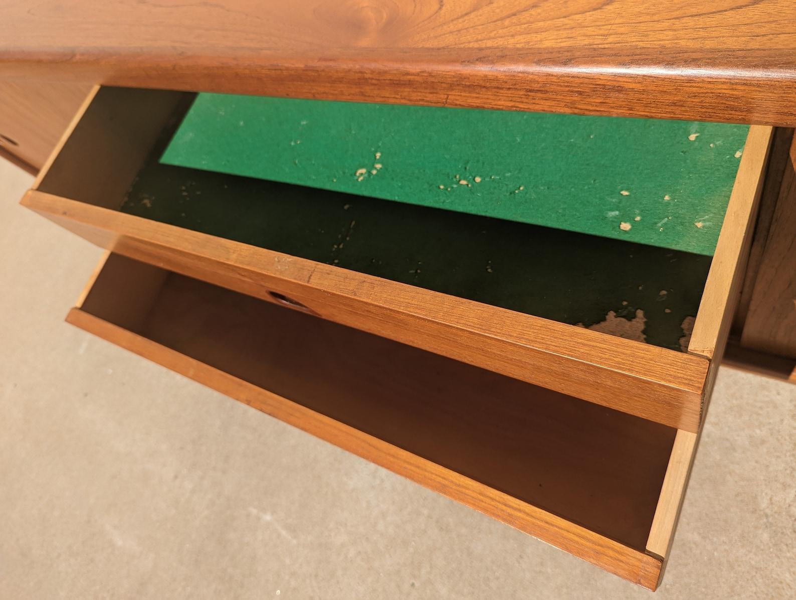 Mid Century Danish Modern Bramin Sideboard

Überdurchschnittlicher Vintage-Zustand und strukturell gesund. Hat einige erwartete leichte Oberfläche Verschleiß und Kratzer. Hat ein paar kleine Dellen an den Kanten. Hat einen 1,5