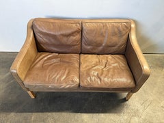Moderno danés de mediados de siglo Sofá de 2 plazas de cuero descolorido marrón Patas de abedul