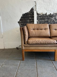 Canapé 2 places en cuir Brown Danish Modern Mid Century Pieds en chêne patinés par le temps