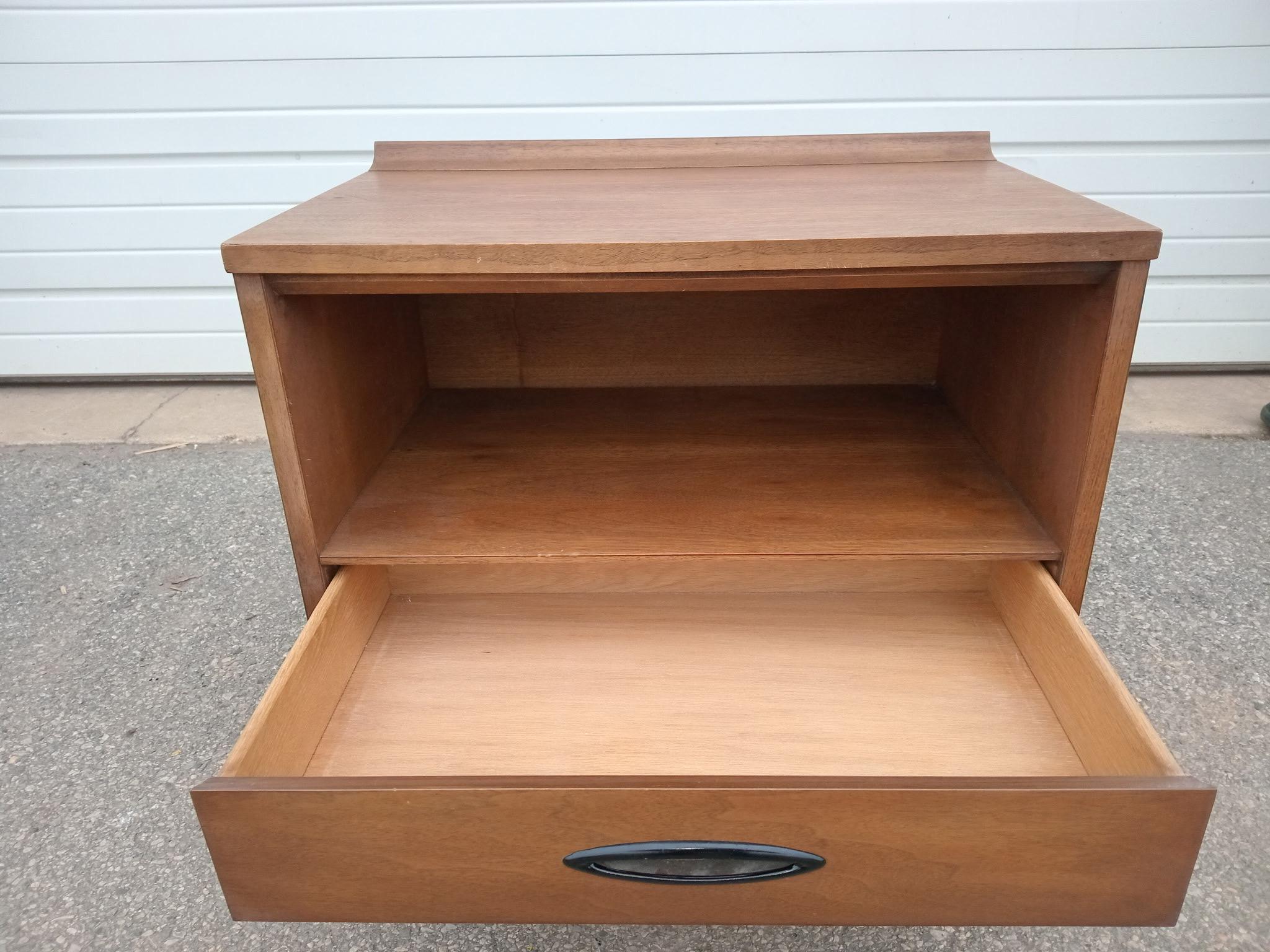 Comodino danese moderno di metà secolo Broyhill Sculptra con gambe a matita in vendita 6
