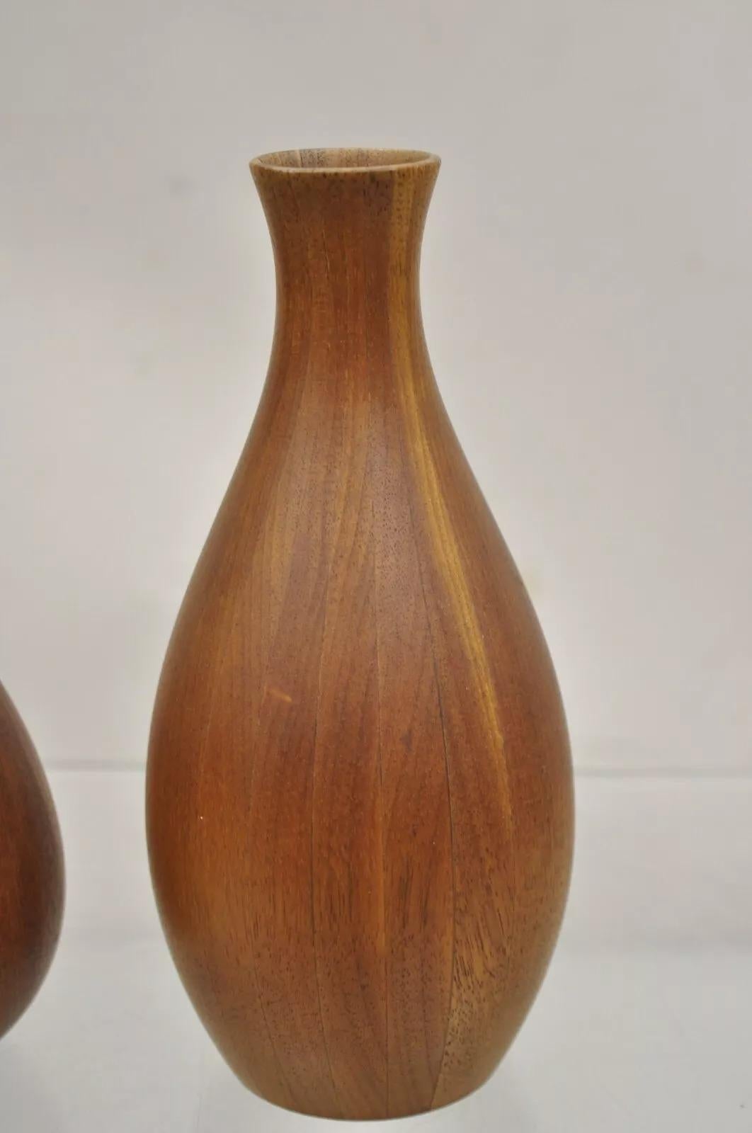 Mid-Century moderno Vaso per boccioli di fiori in legno di teak scolpito a forma di bulbo - 2 pezzi in vendita
