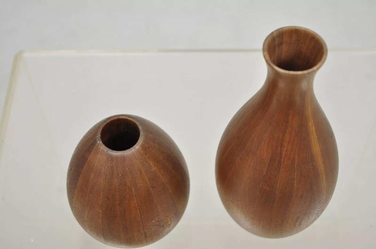 Vaso per boccioli di fiori in legno di teak scolpito a forma di bulbo - 2 pezzi In condizioni buone in vendita a Philadelphia, PA