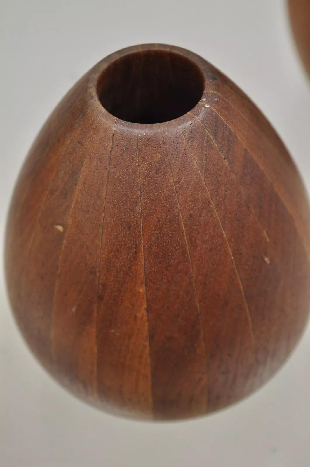 XX secolo Vaso per boccioli di fiori in legno di teak scolpito a forma di bulbo - 2 pezzi in vendita