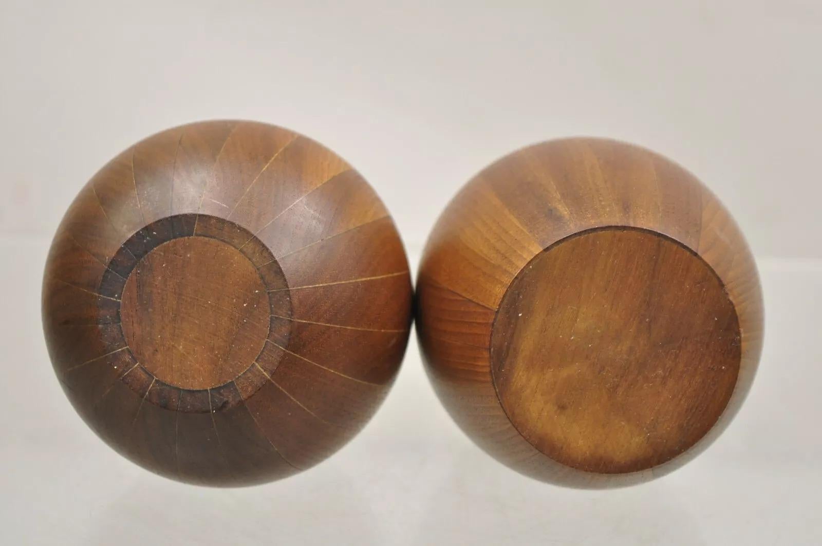 Vaso per boccioli di fiori in legno di teak scolpito a forma di bulbo - 2 pezzi in vendita 1