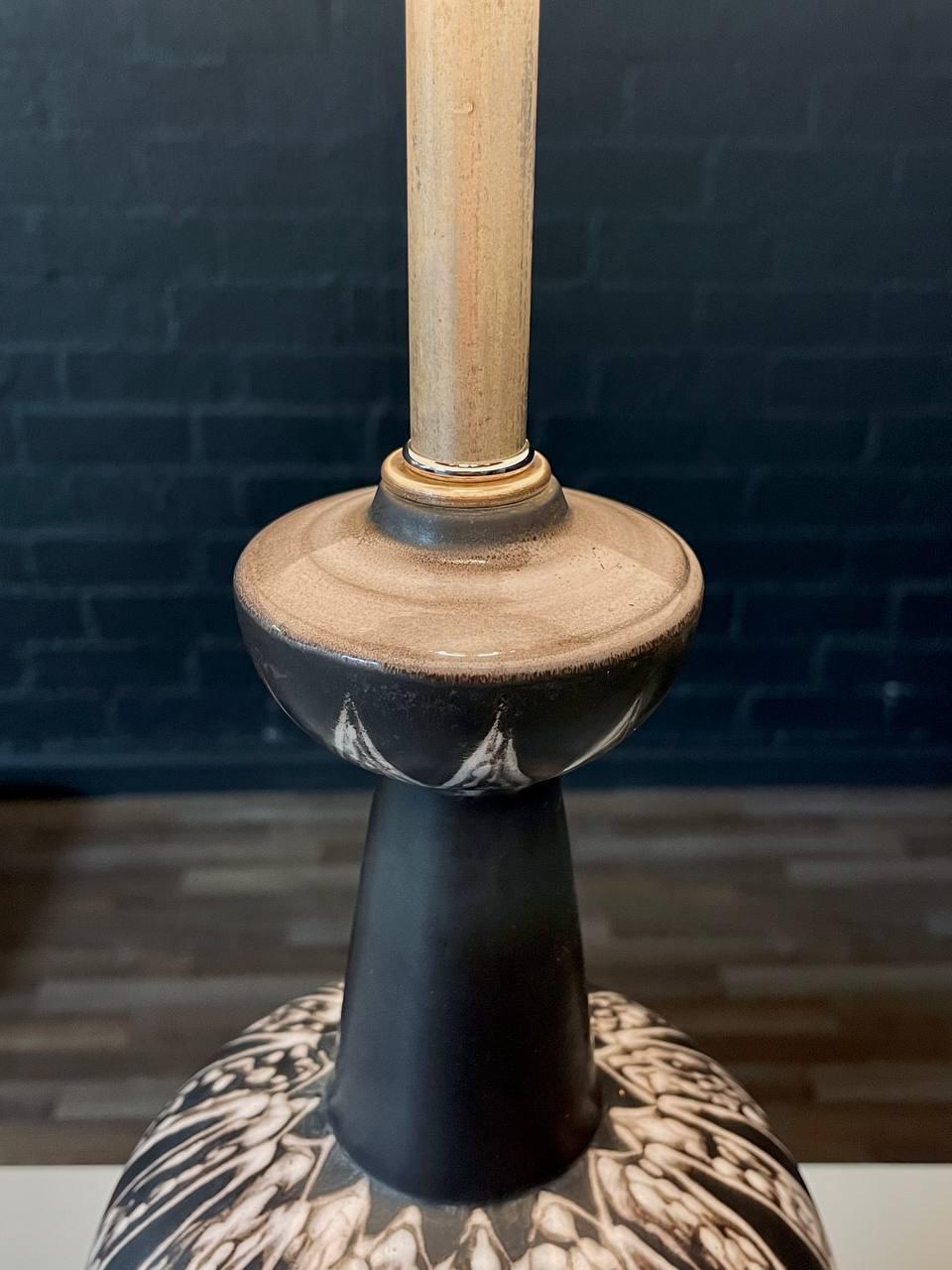Milieu du XXe siècle Lampe de table moderne danoise du milieu du siècle en céramique par Soholm, Danemark - Signée en vente