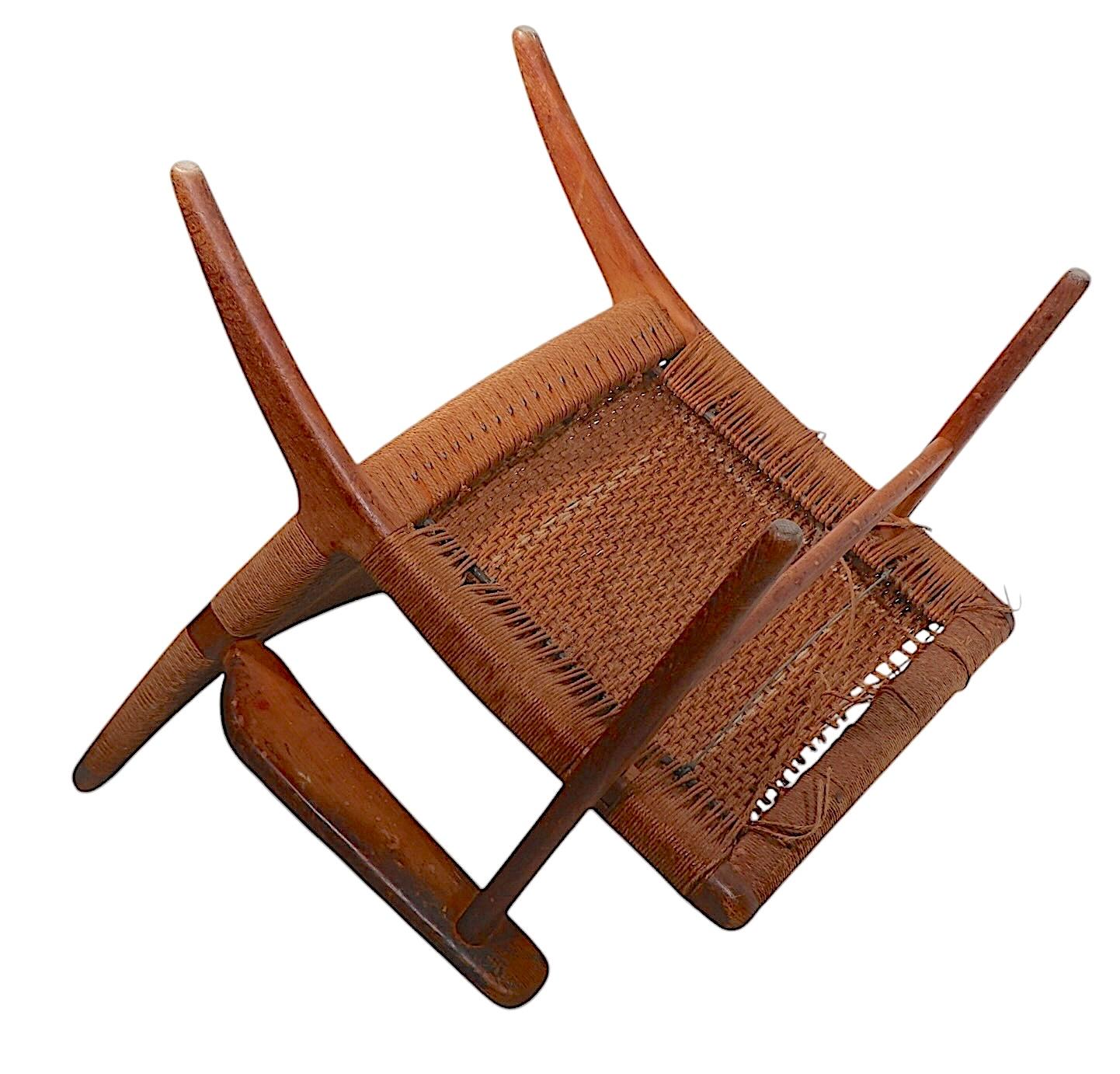 Icónica silla de salón de la modernidad danesa de mediados de siglo diseñada por Hans Wegner, fabricada por Carl Hansen & Son, hacia 1950/60. La silla está hecha de roble macizo y cuerda de papel tejida. Obviamente, este ejemplar presenta un