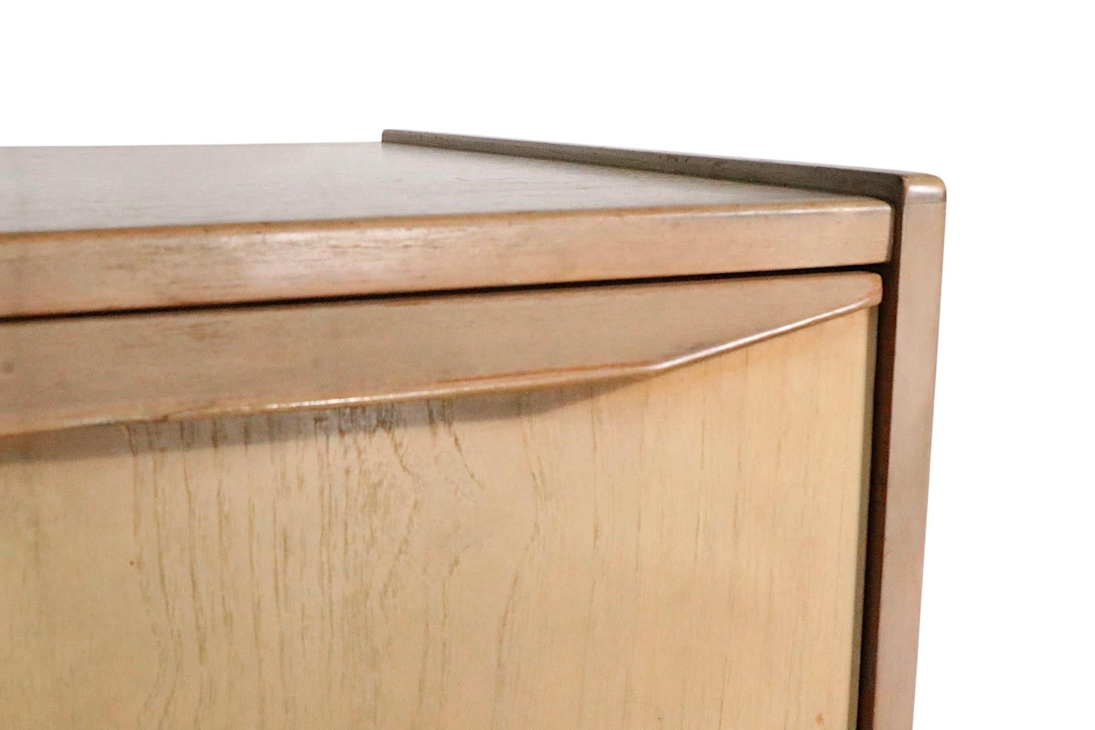 Scandinavo moderno Cassapanca danese moderna del metà secolo con otto cassetti in finitura sbiancata in vendita