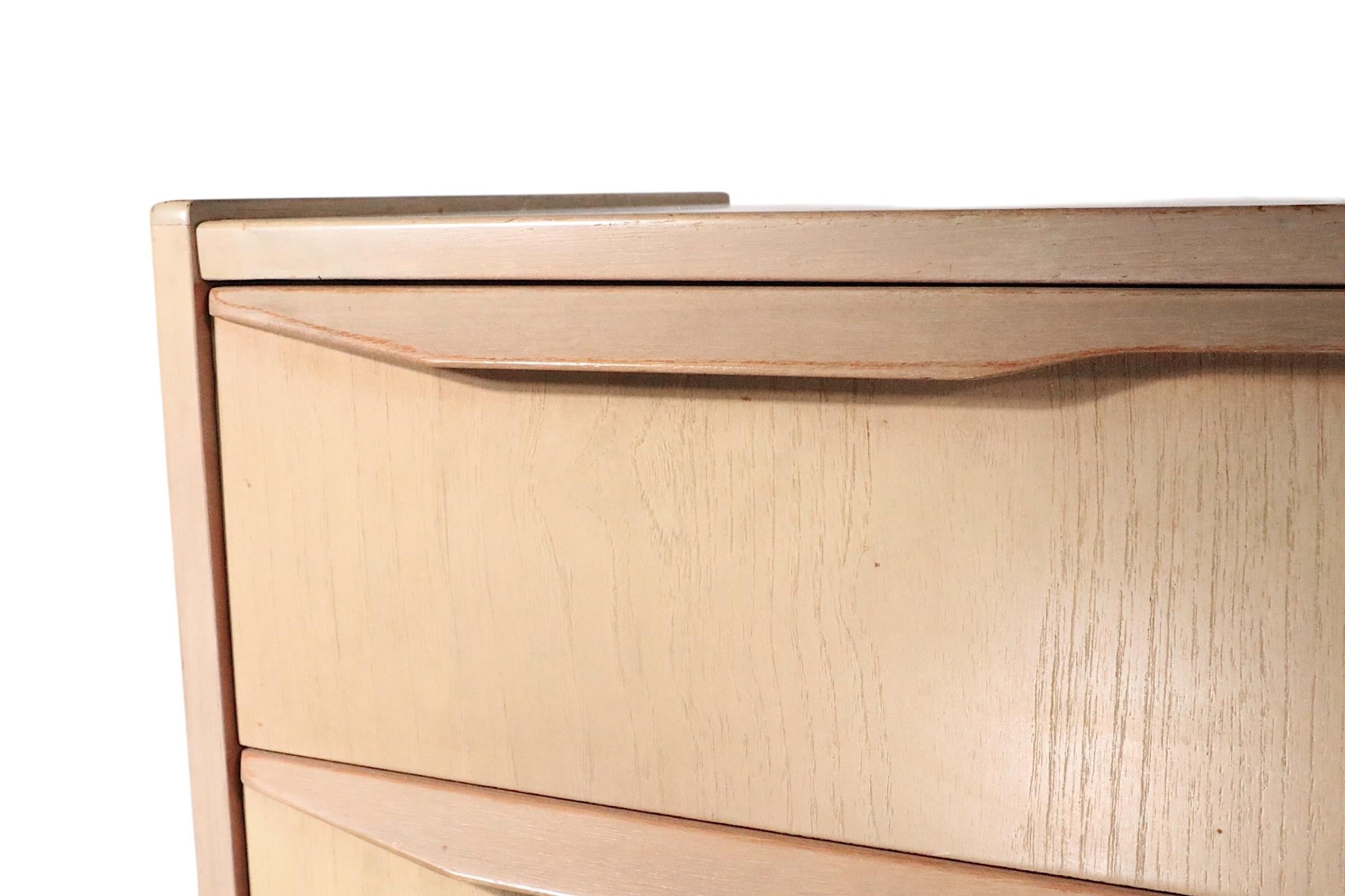 Legno Cassapanca danese moderna del metà secolo con otto cassetti in finitura sbiancata in vendita