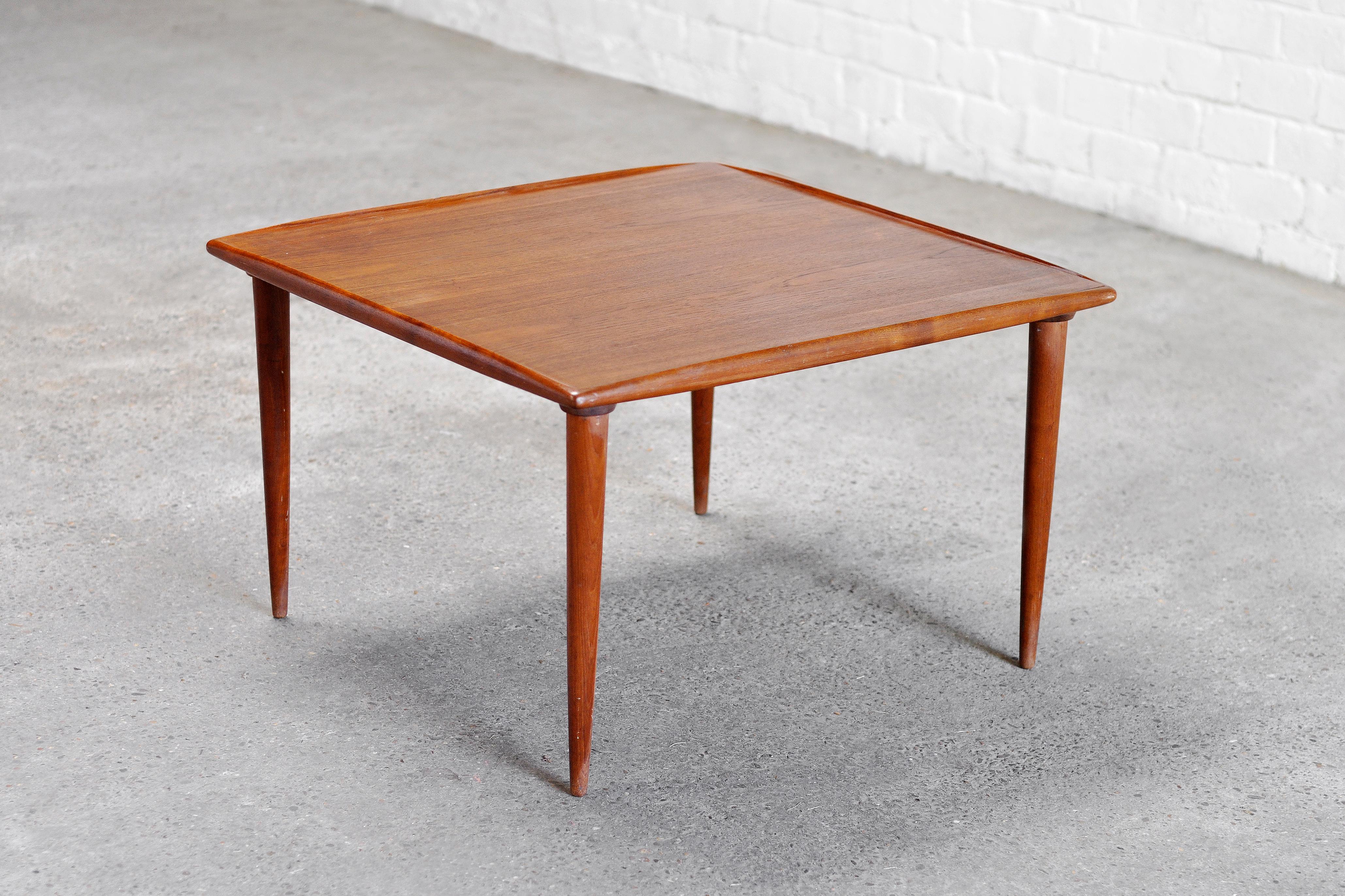 Mid century Danish modern coffee table attributed to Finn Juhl, 1960's In Good Condition For Sale In Zwijndrecht, Antwerp