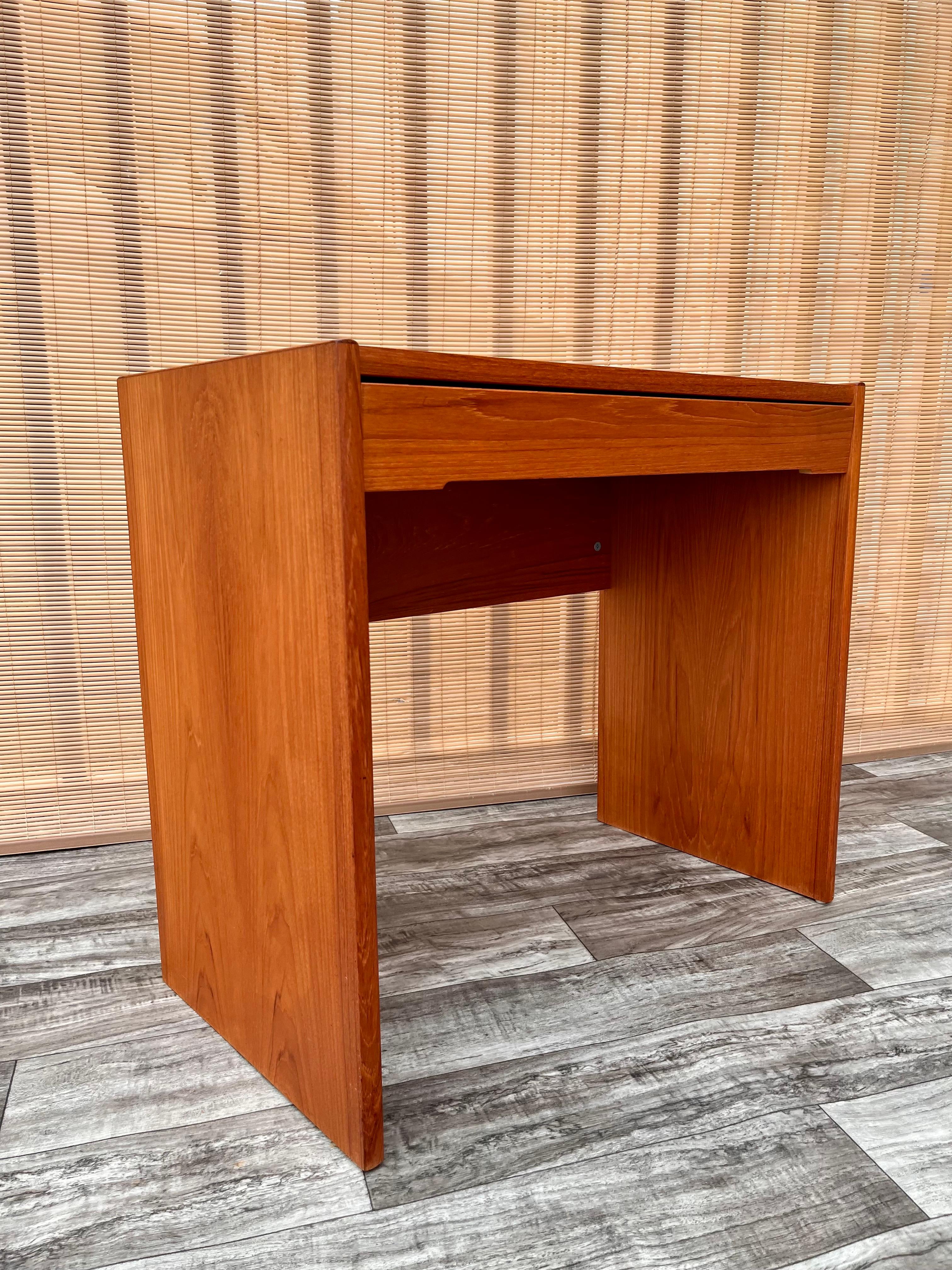 Mid-Century Danish Modern Compact Secretary Desk In Good Condition In Miami, FL
