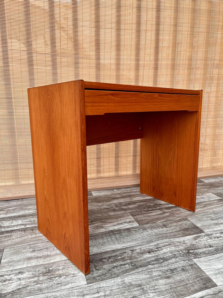Mid-Century Danish Modern Compact Secretary Desk In Good Condition For Sale In Miami, FL