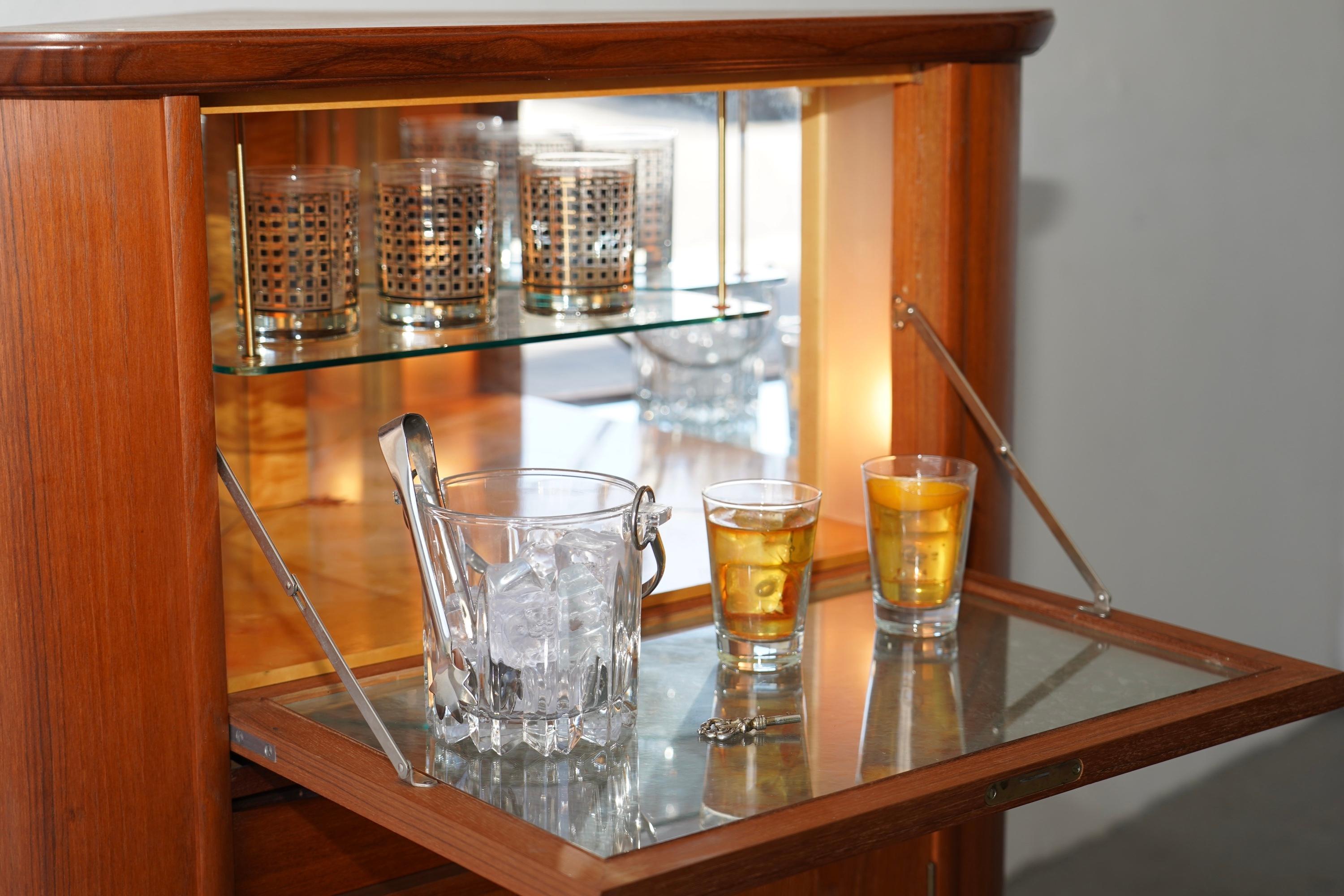 Mid-Century moderno Mobile bar angolare danese moderno di metà secolo in vendita