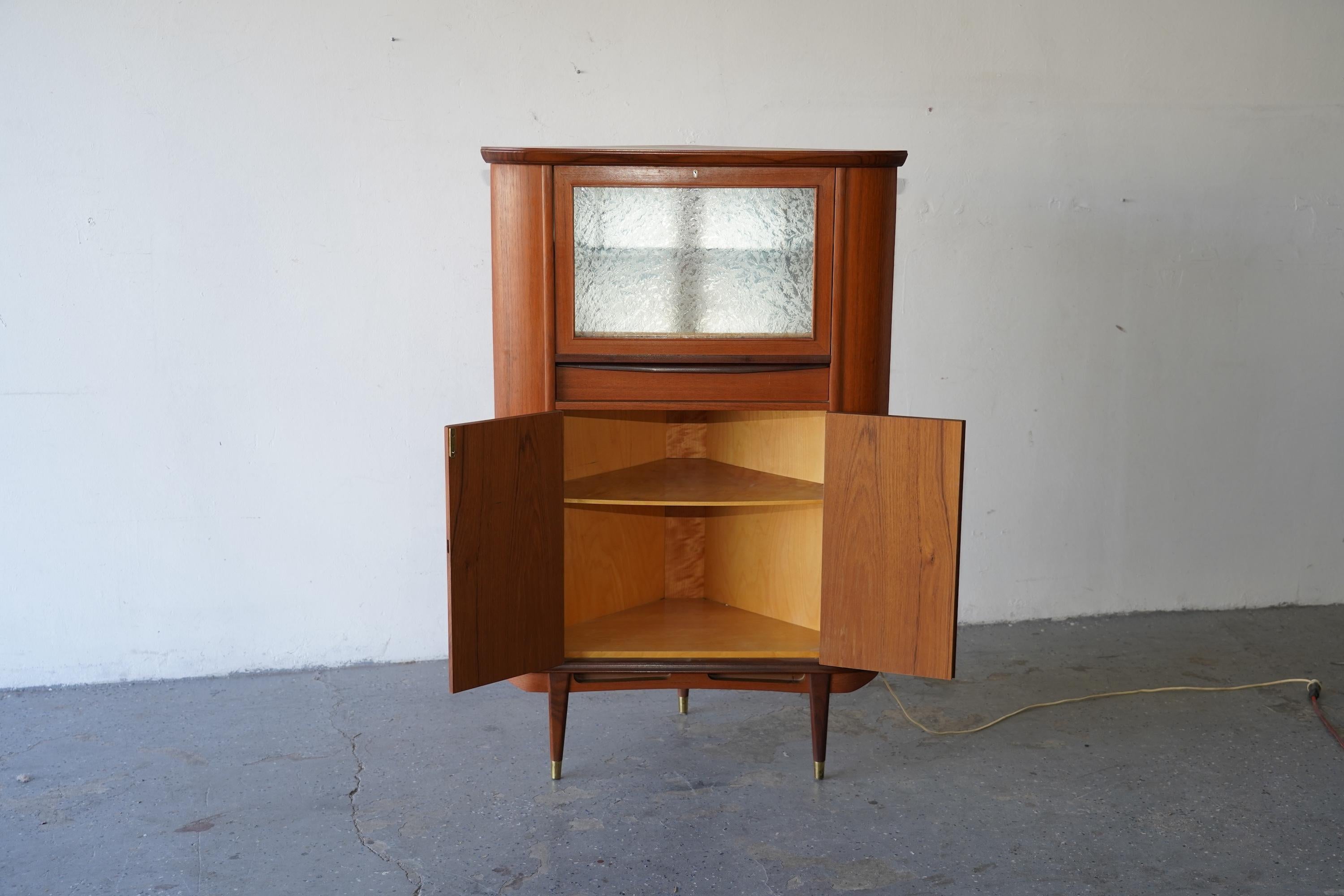 Teak Mobile bar angolare danese moderno di metà secolo in vendita