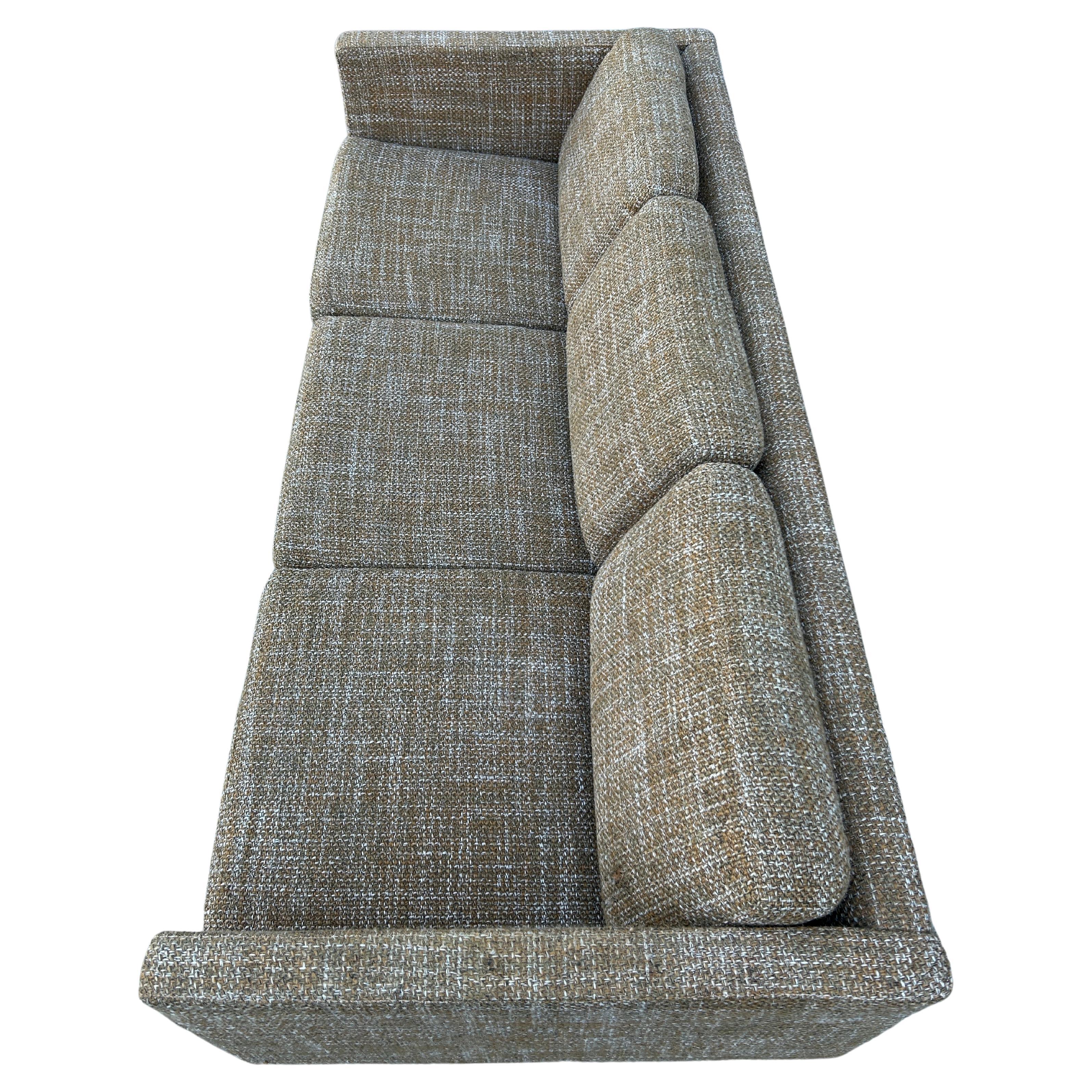 Canapé 3 places cube, moderne, danois, du milieu du siècle, en tissu marron. Canapé très confortable en bon état vintage. Le canapé repose sur 4 pieds en tube carré chromé avec des pieds réglables en hauteur. Superbe canapé cubique moderne du milieu