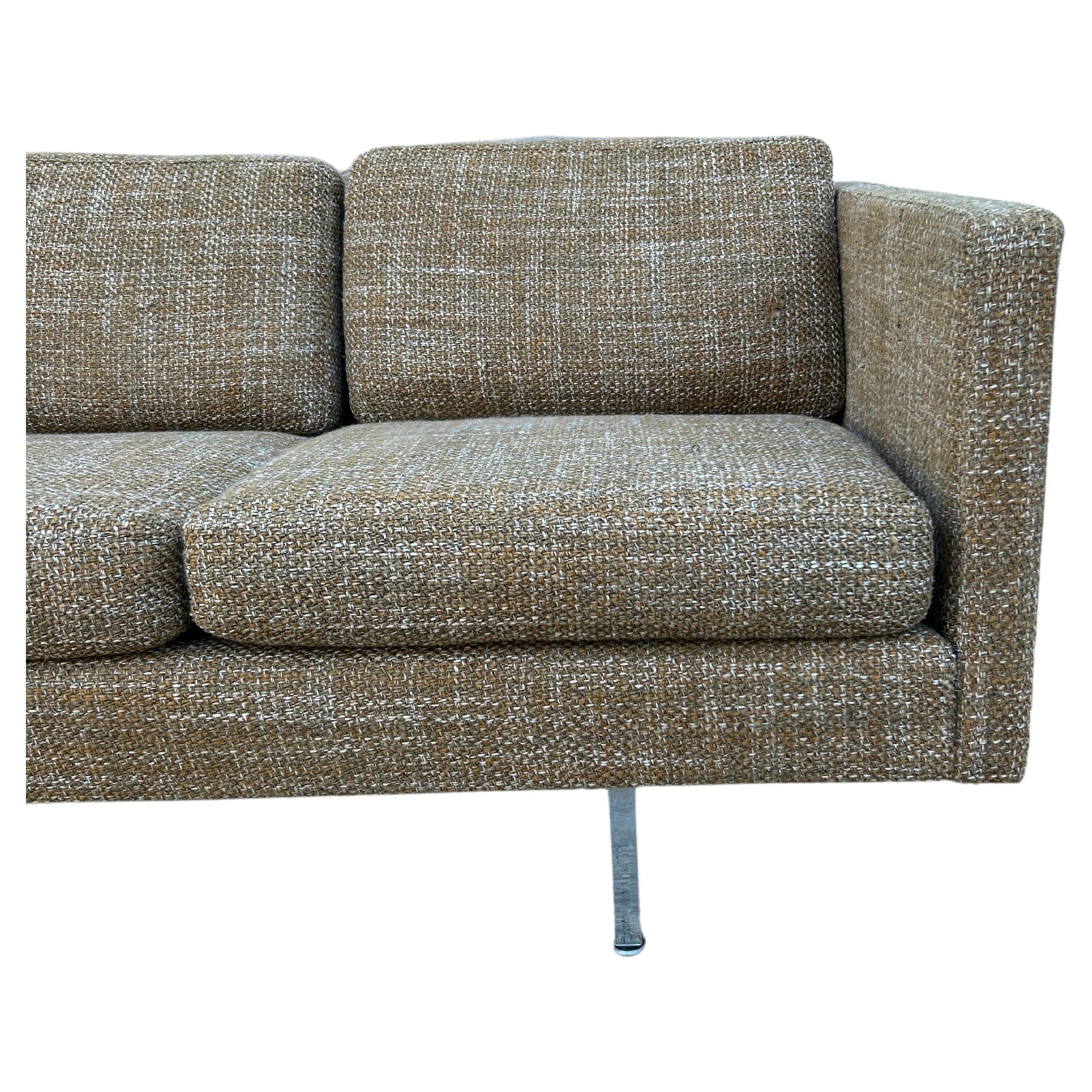 Tissu d'ameublement Canapé 3 places Cube du milieu du siècle à la modernité danoise, tapissé de tissu Brown en vente