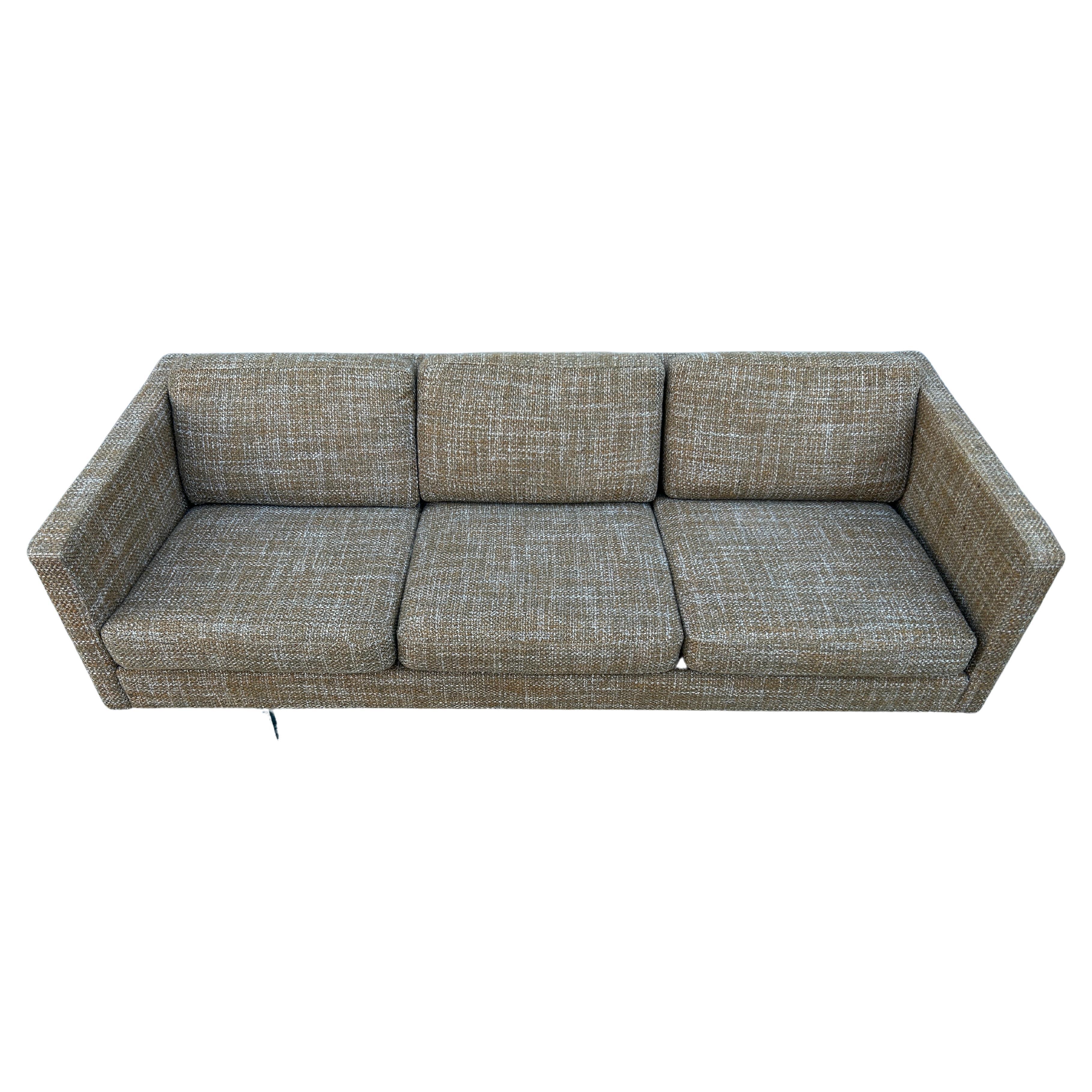 Canapé 3 places Cube du milieu du siècle à la modernité danoise, tapissé de tissu Brown en vente 1
