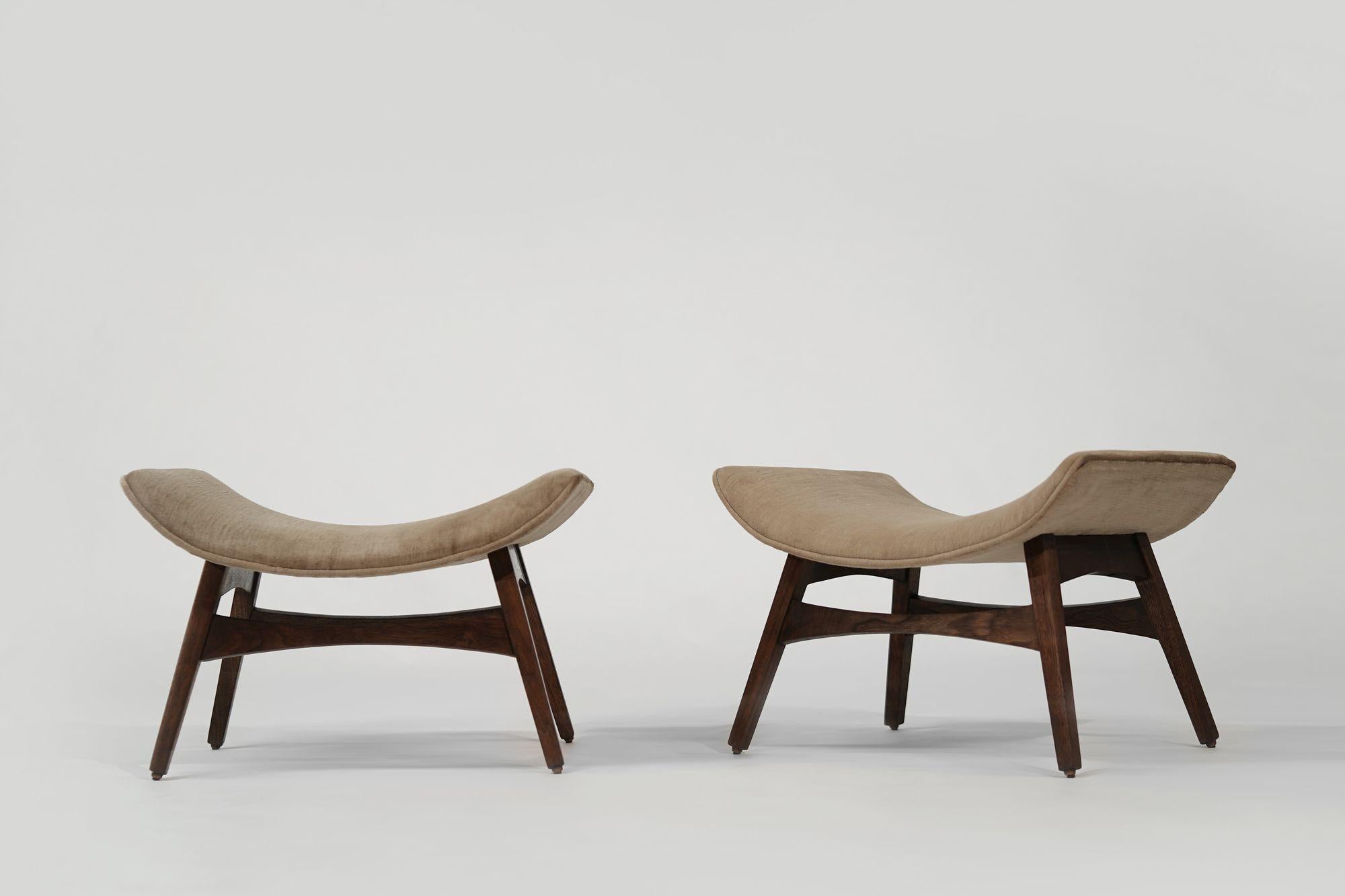 Uno splendido set di sgabelli originali danesi in noce, risalenti agli anni '50, splendidamente restaurati da Stamford Modern. Caratterizzati da un'elegante struttura in noce, questi sgabelli sono stati rivestiti con una lussuosa ciniglia dorata,