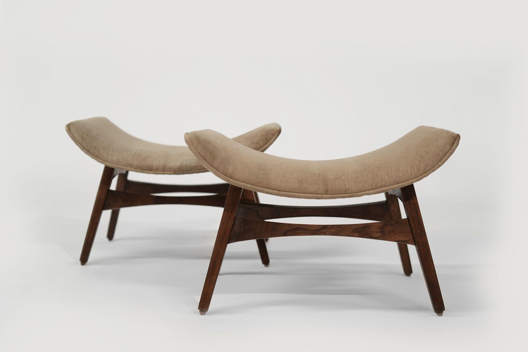 Sgabelli curvi danesi moderni di metà secolo, CIRCA 1950 In condizioni ottime in vendita a Westport, CT