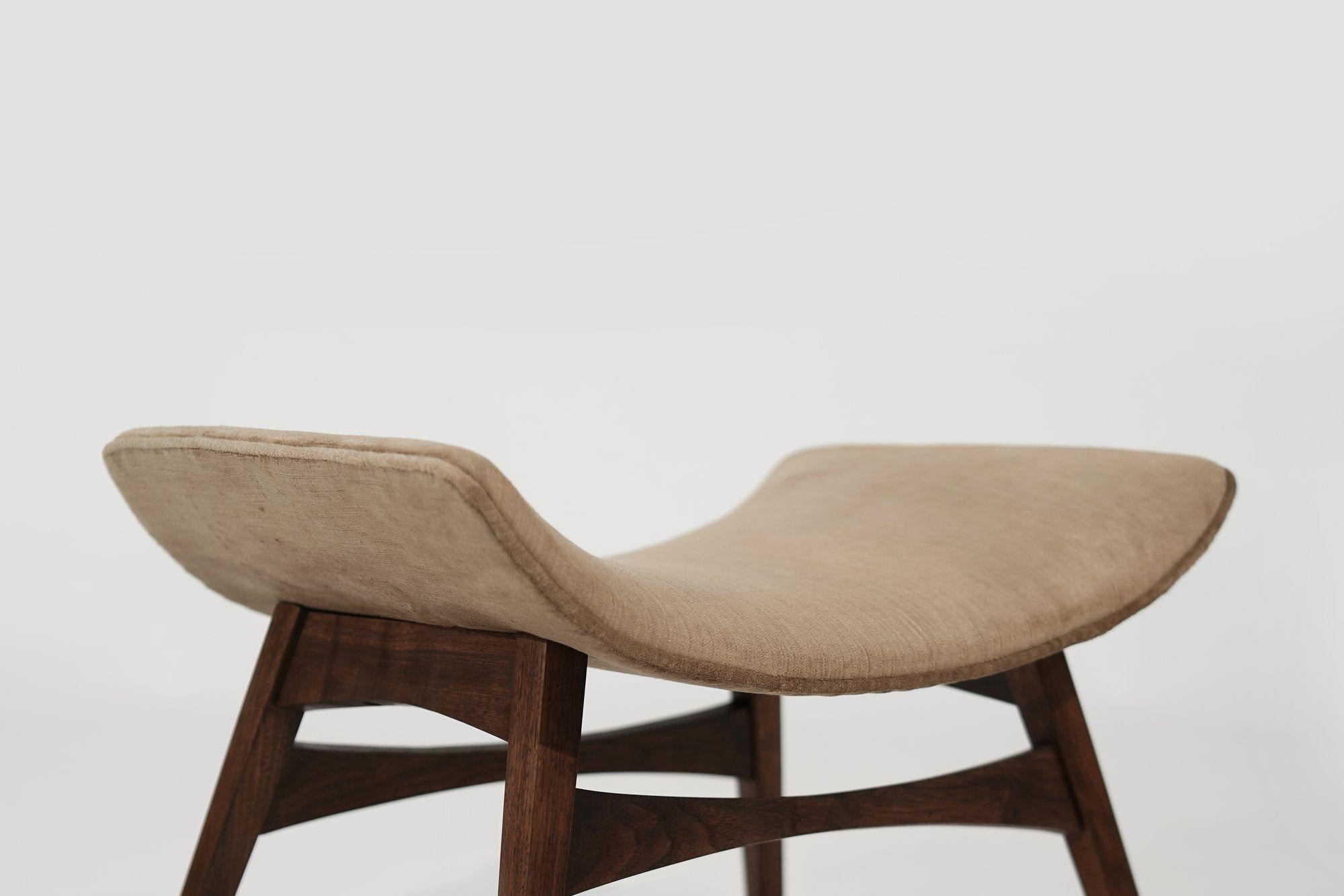 Sgabelli curvi danesi moderni di metà secolo, CIRCA 1950 in vendita 1