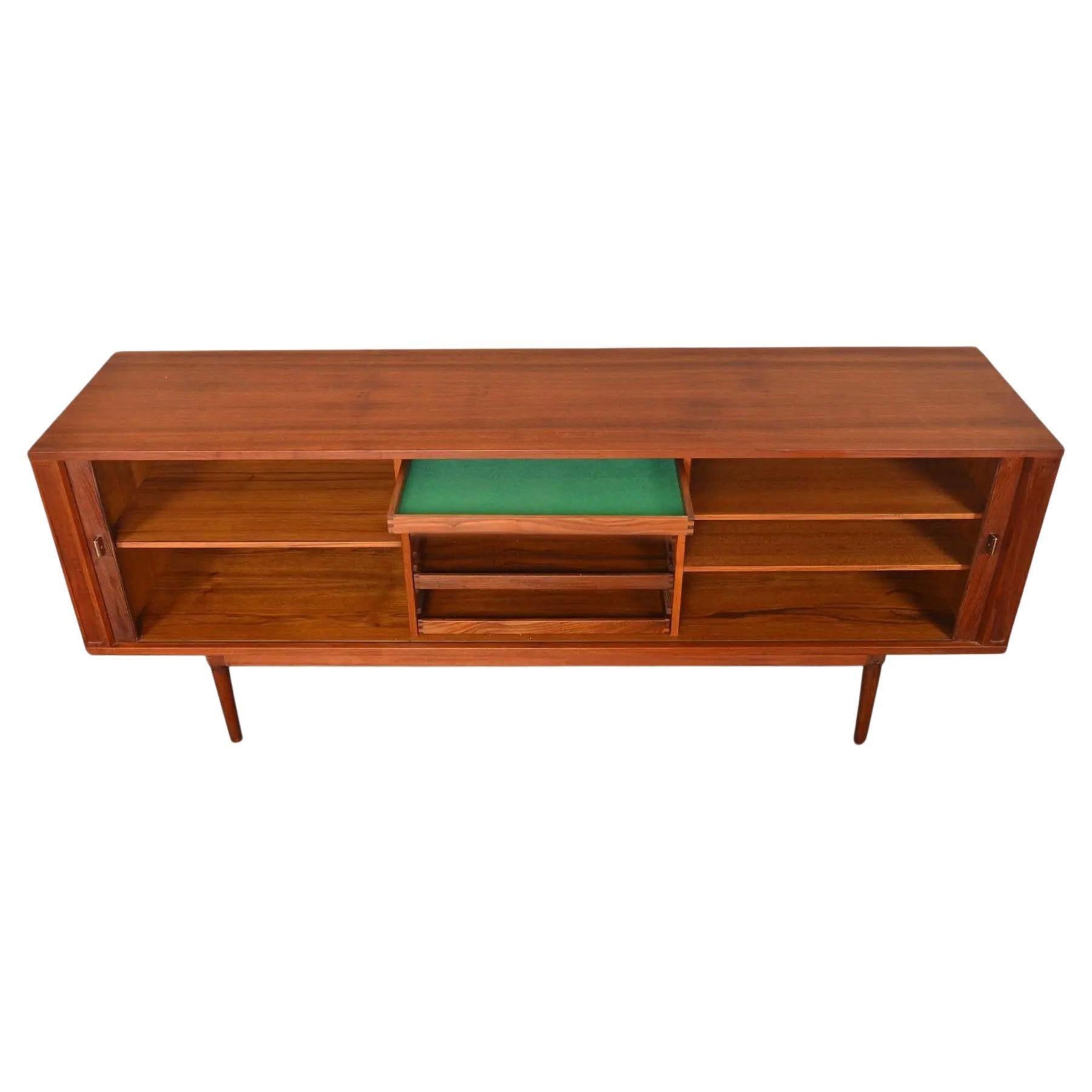 Mid century Danish Modern Dansk Lovig Teak Tambour Door Long Credenza (Moderne der Mitte des Jahrhunderts)