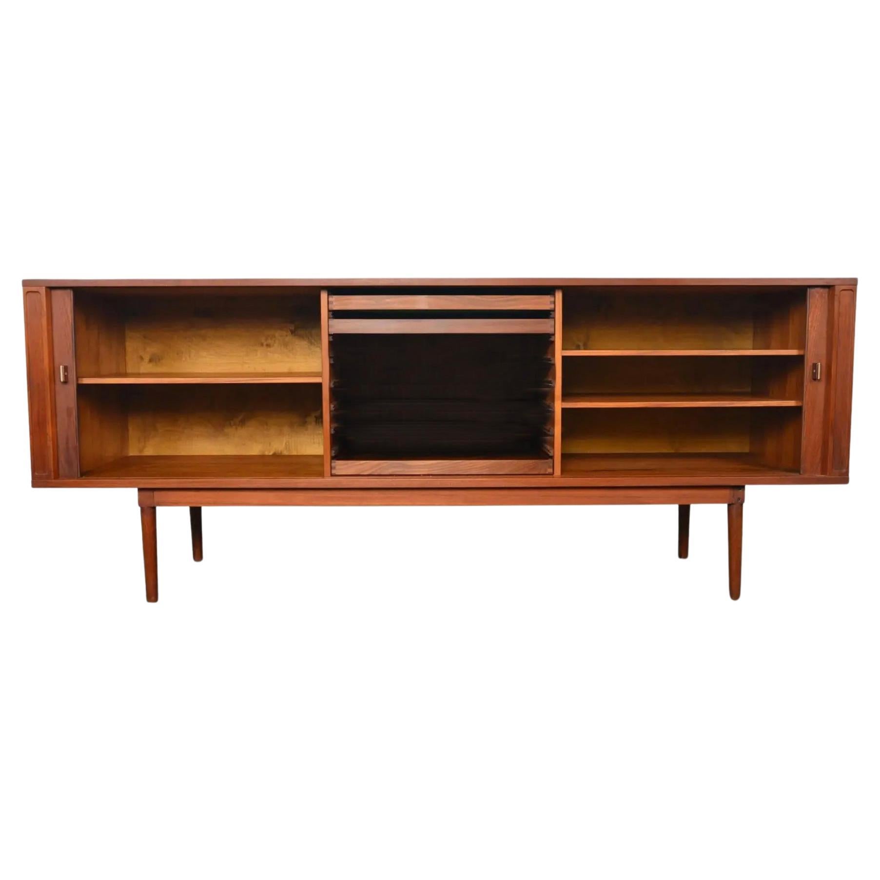 Mid century Danish Modern Dansk Lovig Teak Tambour Door Long Credenza (Dänisch)