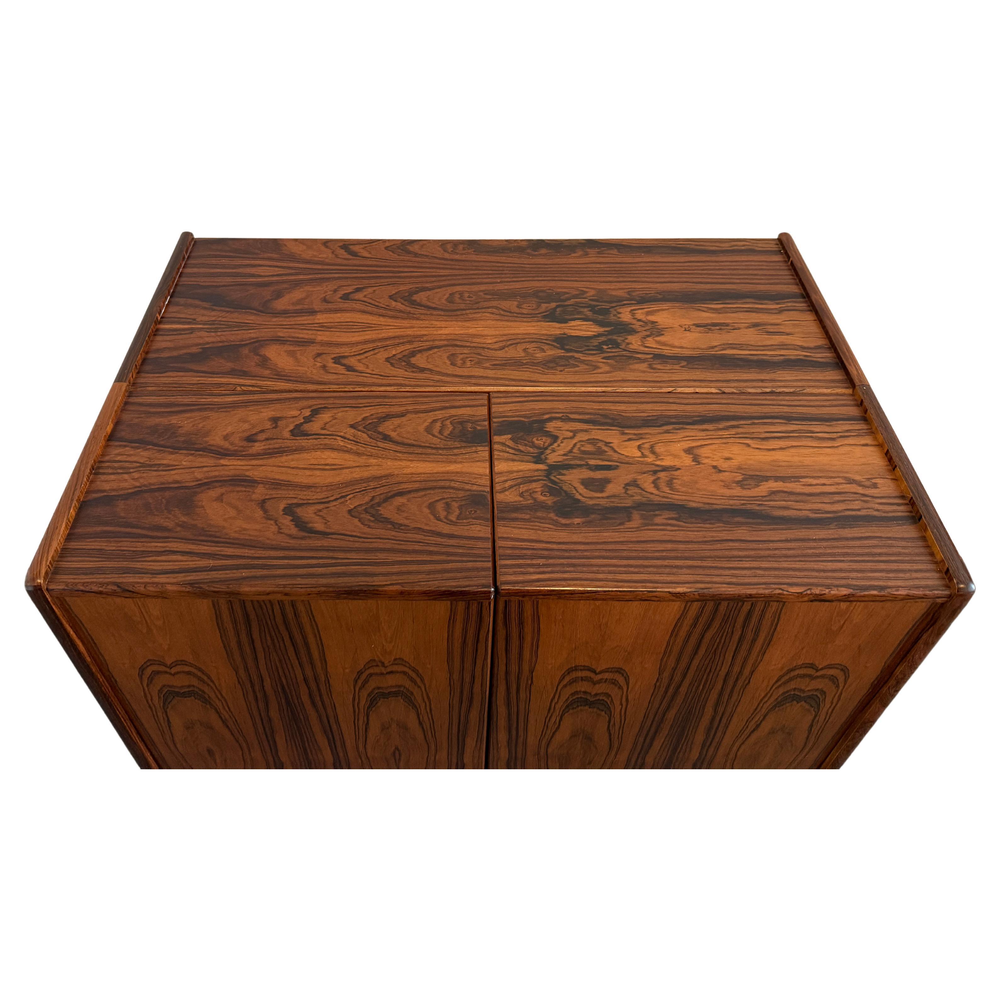 Superbe bureau pliable et refermable en bois de rose appelé 