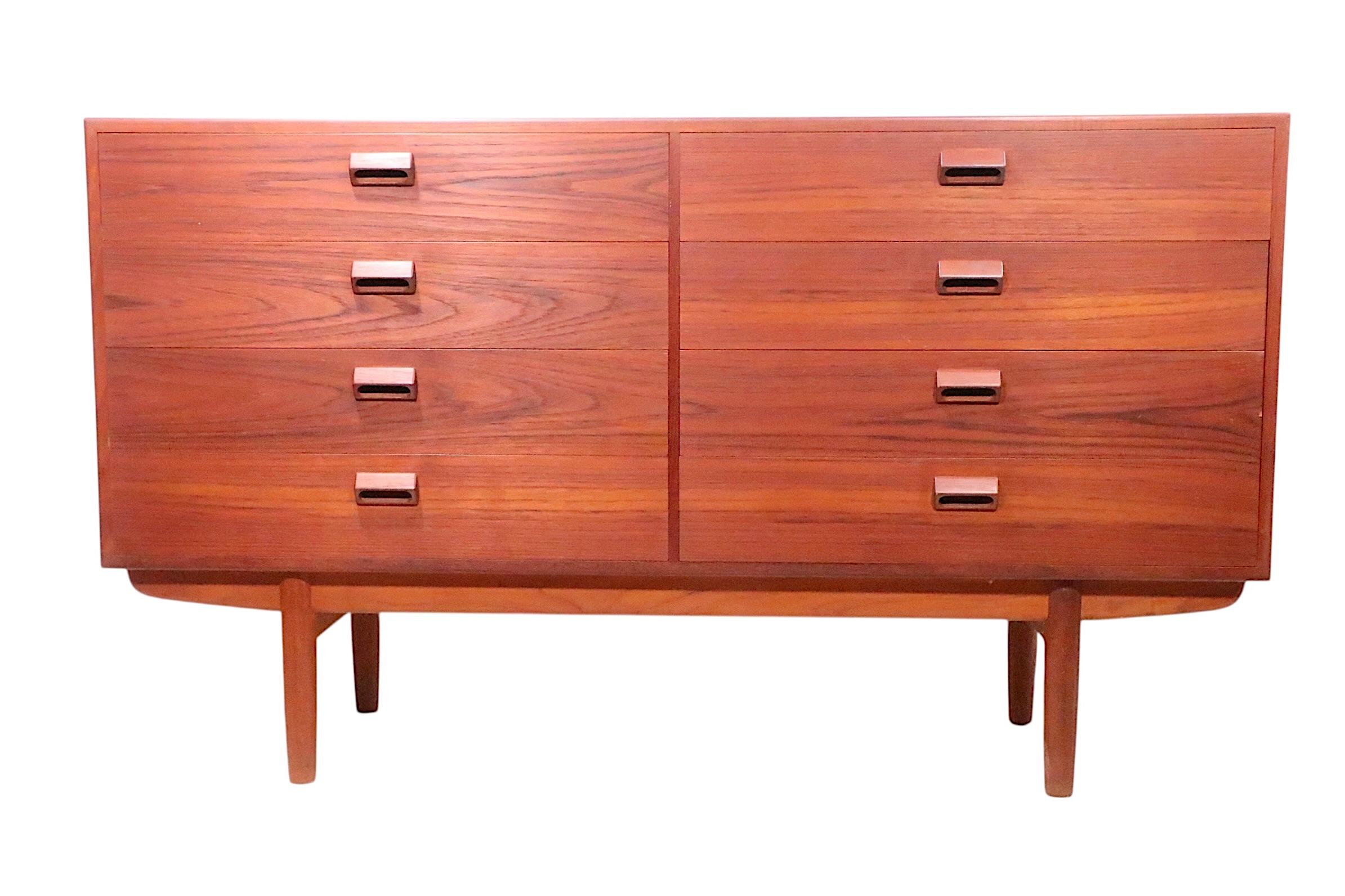 Mid Century Danish Modern Dresser by Boge Mogensen for Soberg Mobelfabrik In condizioni buone in vendita a New York, NY