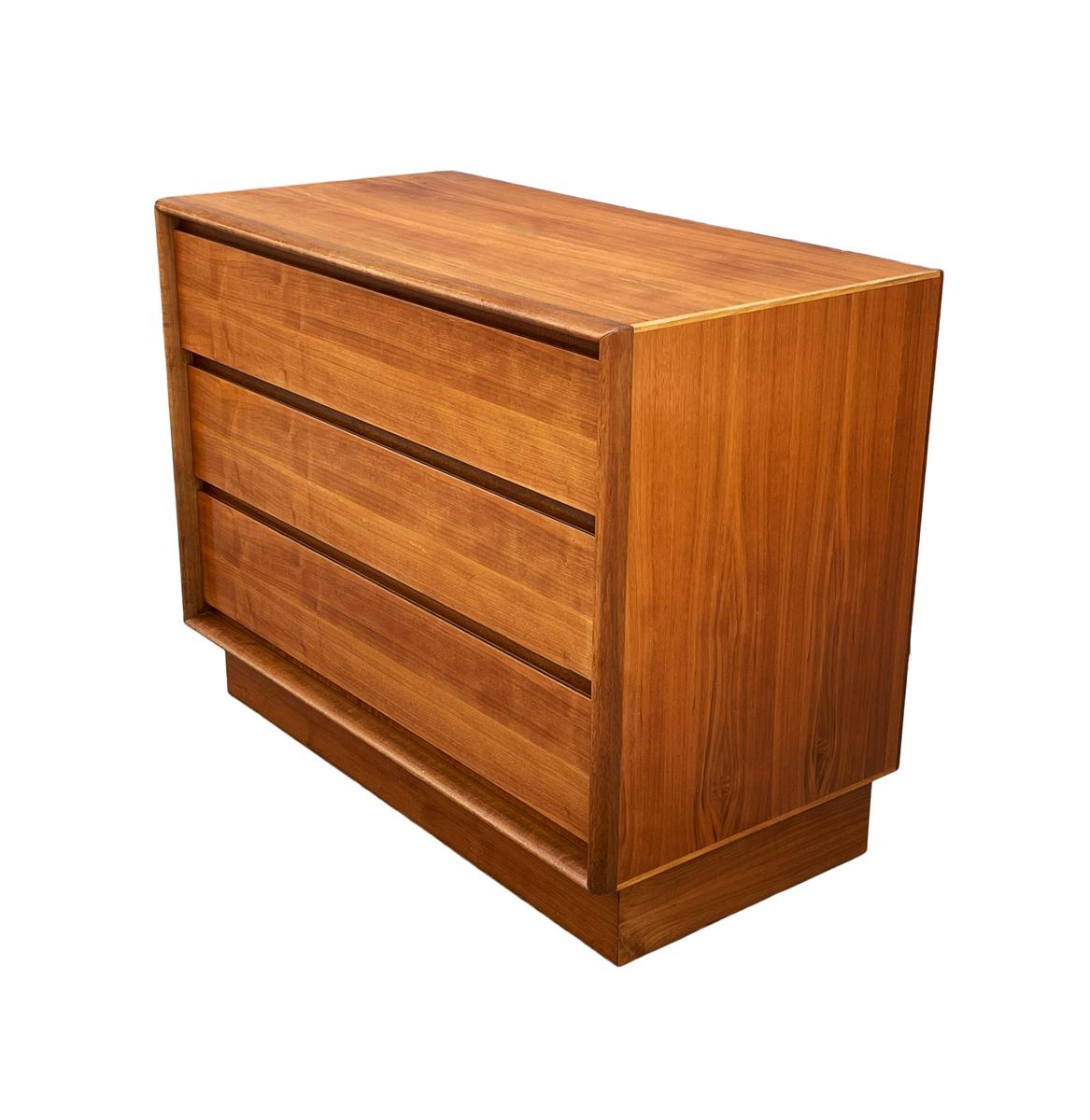 Mid Century Danish Modern Dresser, Chest of Drawers or Side Cabinet in Walnut In Good Condition In Philadelphia, PA