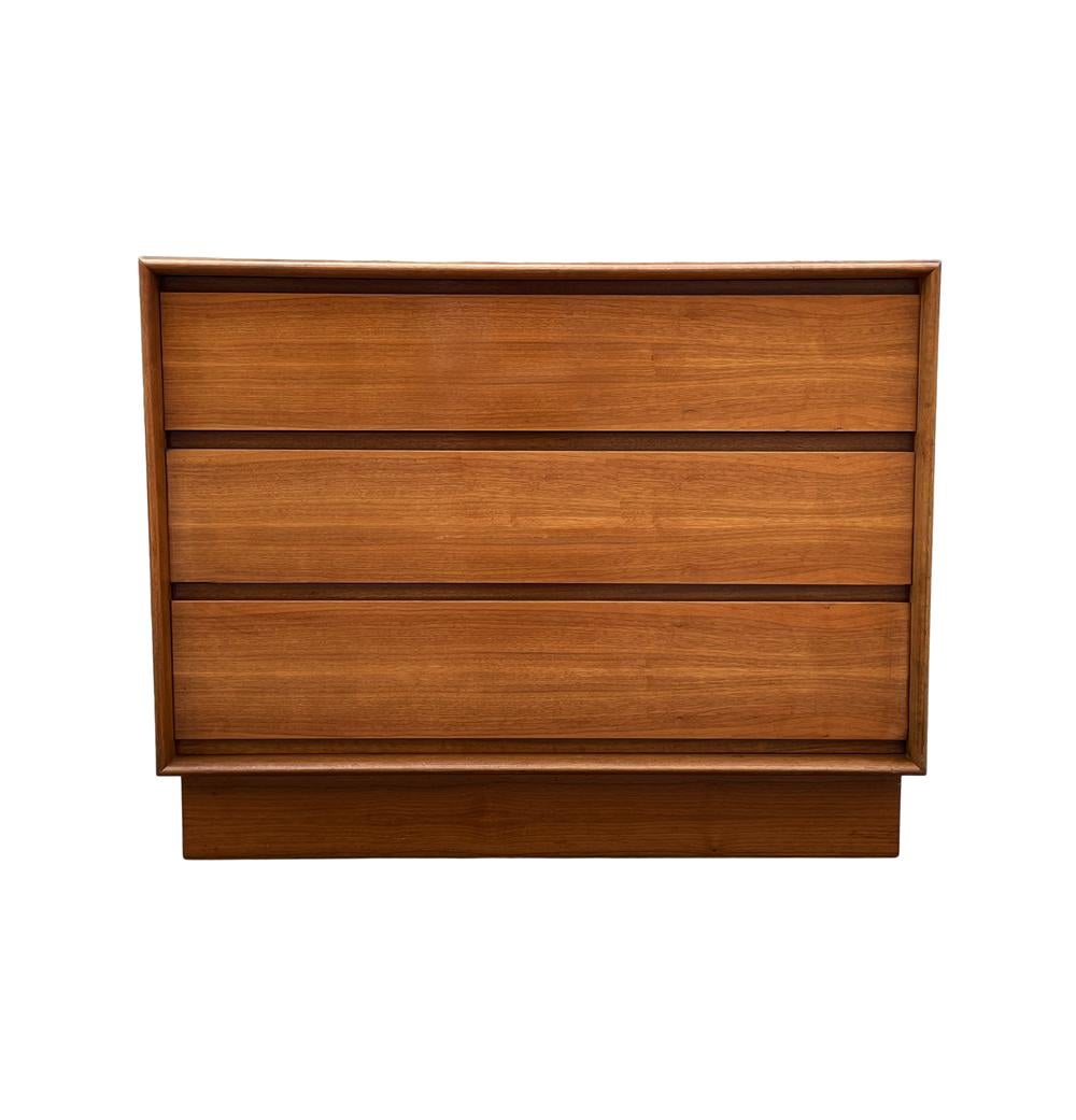 Mid-20th Century Mid Century Danish Modern Dresser, Chest of Drawers or Side Cabinet in Walnut