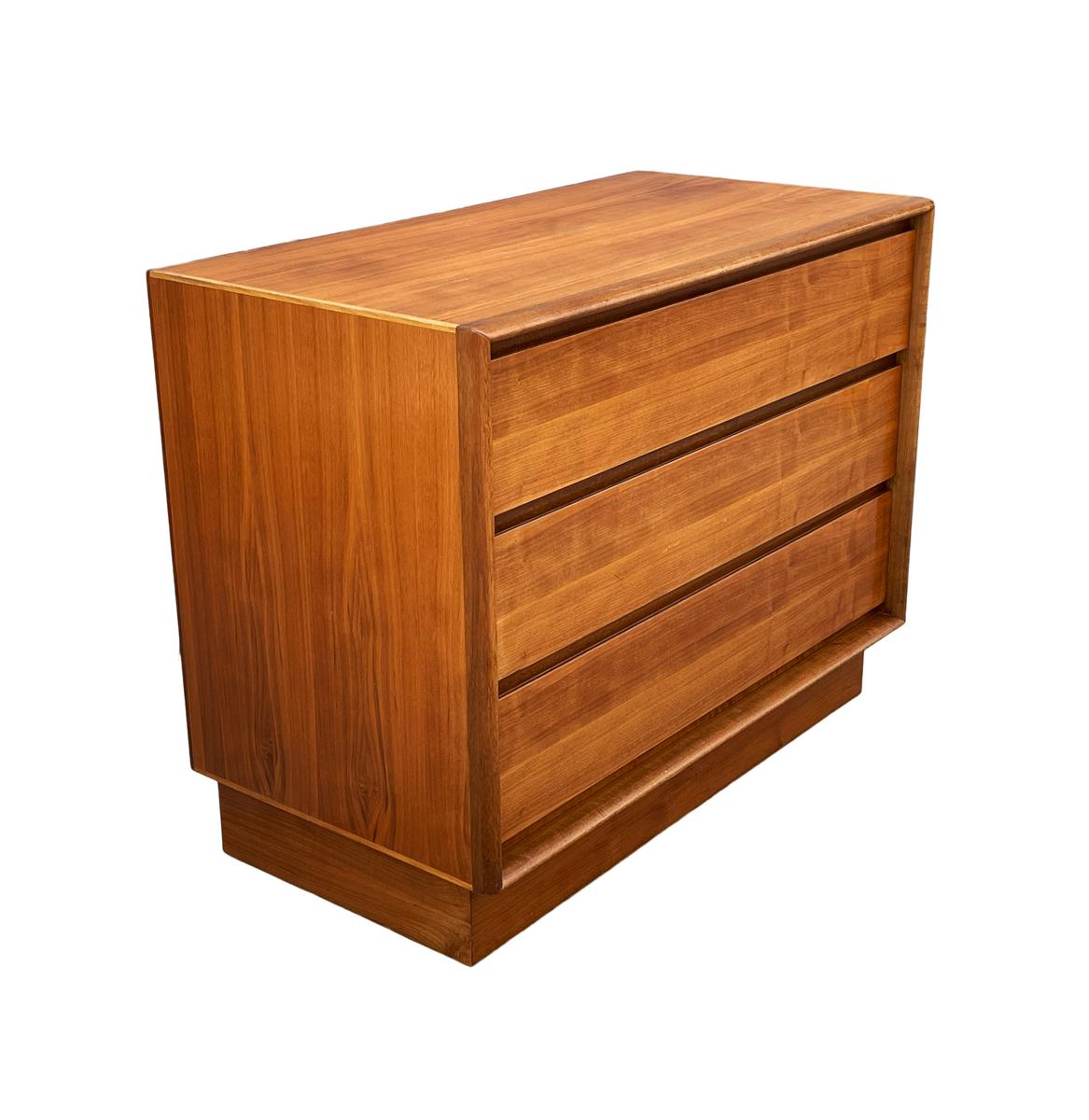 Wood Mid Century Danish Modern Dresser, Chest of Drawers or Side Cabinet in Walnut