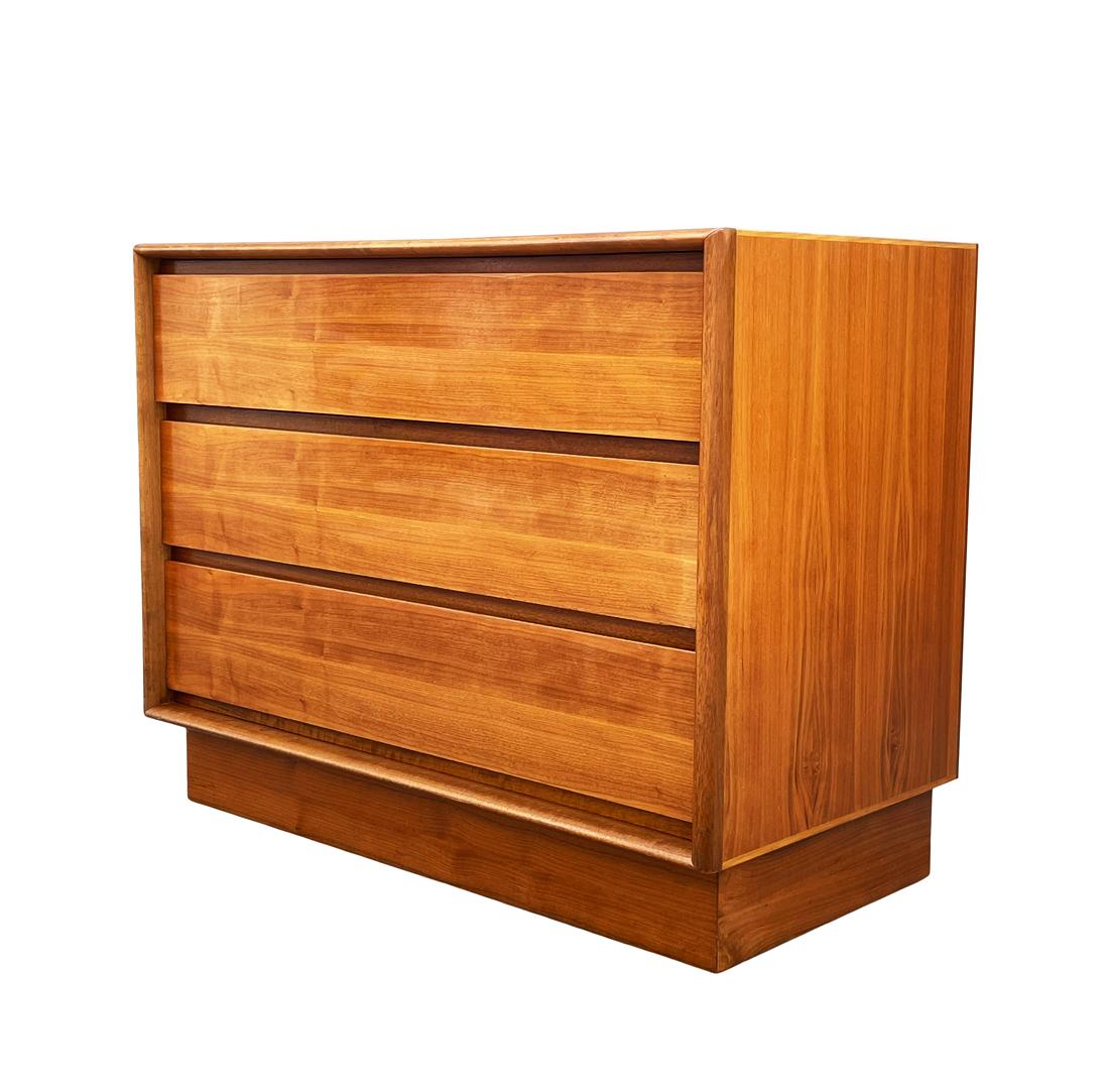 Mid Century Danish Modern Dresser, Chest of Drawers or Side Cabinet in Walnut 1