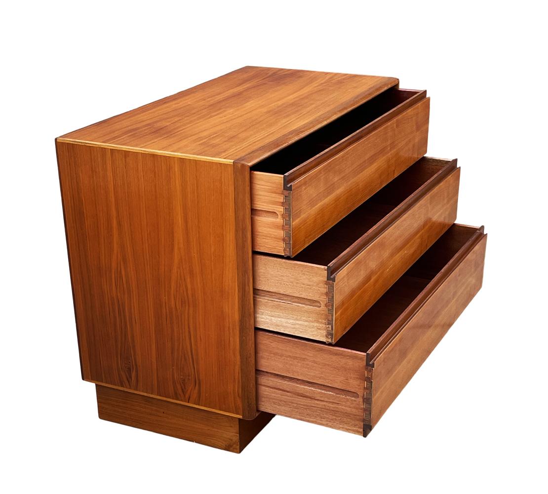 Mid Century Danish Modern Dresser, Chest of Drawers or Side Cabinet in Walnut 2
