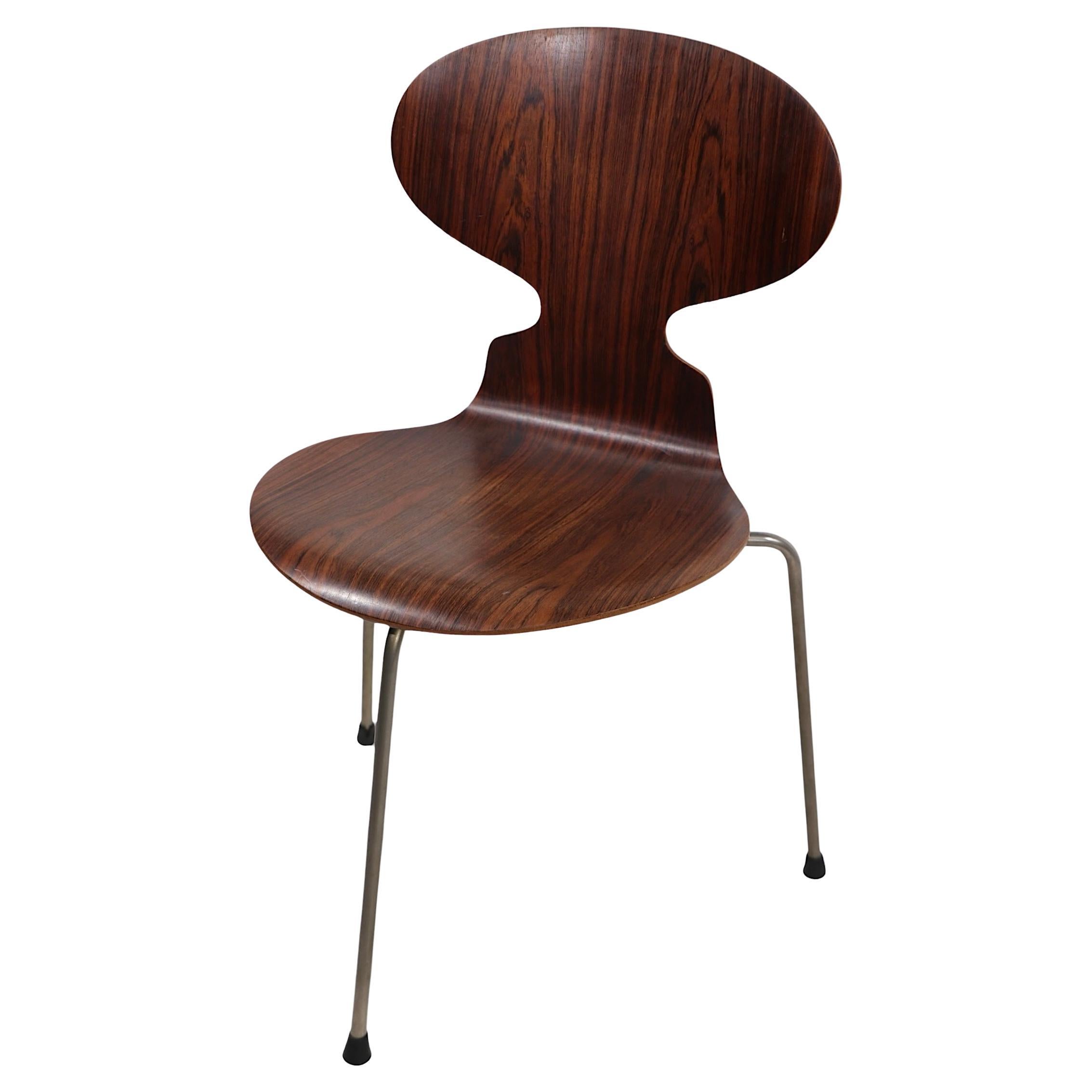 Rara sedia danese del Mid Century Modern disegnata da Arne Jacobsen per Fritz Hansen, circa 1950. Primi tempi difficili da trovare  versione a tre gambe, modello 3100, in palissandro.  Questo esemplare è in ottime condizioni, originale, pulito e