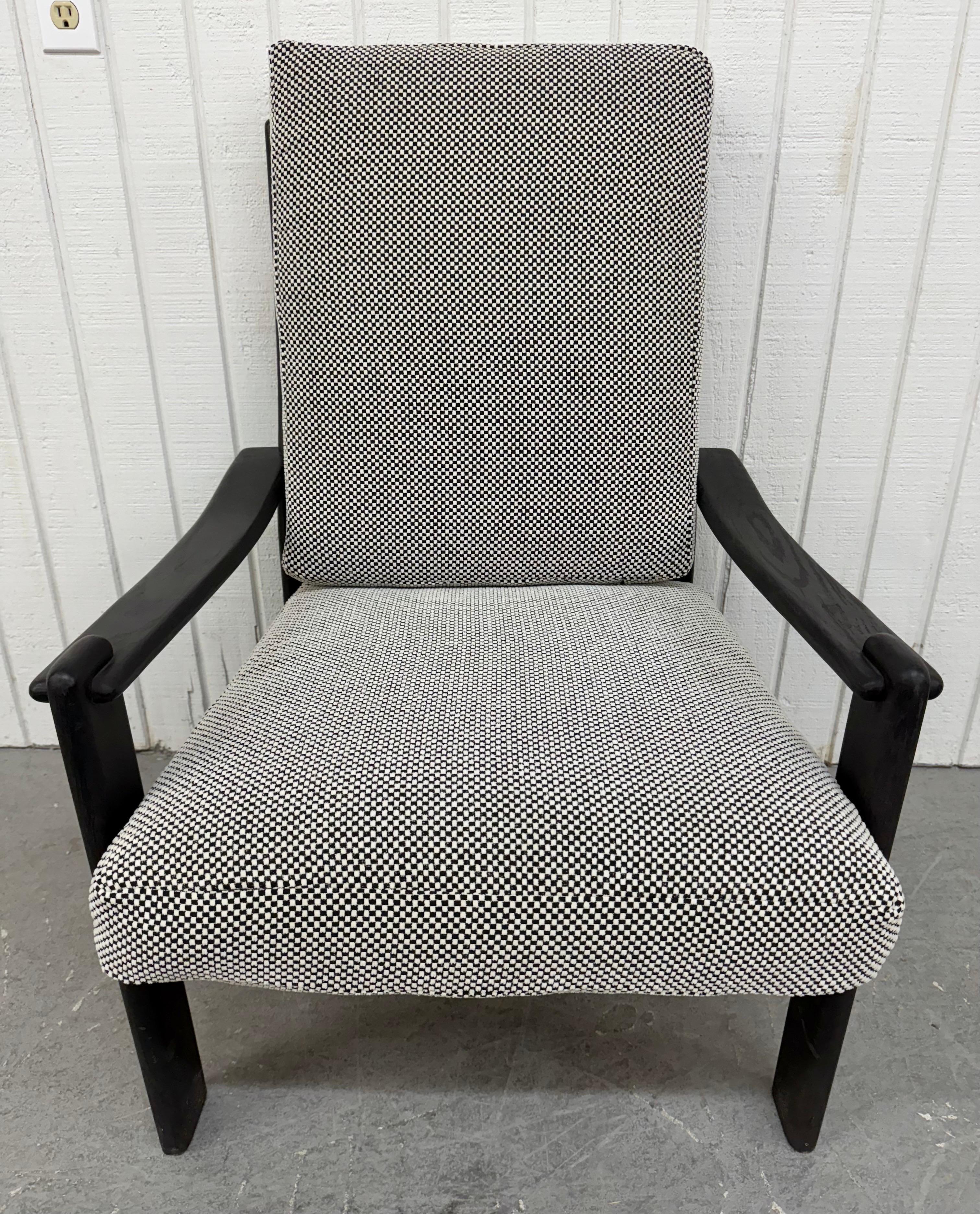 Este anuncio es para una Silla de salón ebonizada, moderna y danesa de mediados de siglo. Con armazón de madera ebonizada, cojines recién tapizados y nuevas correas de soporte. ¡Se trata de una combinación excepcional de calidad y diseño!