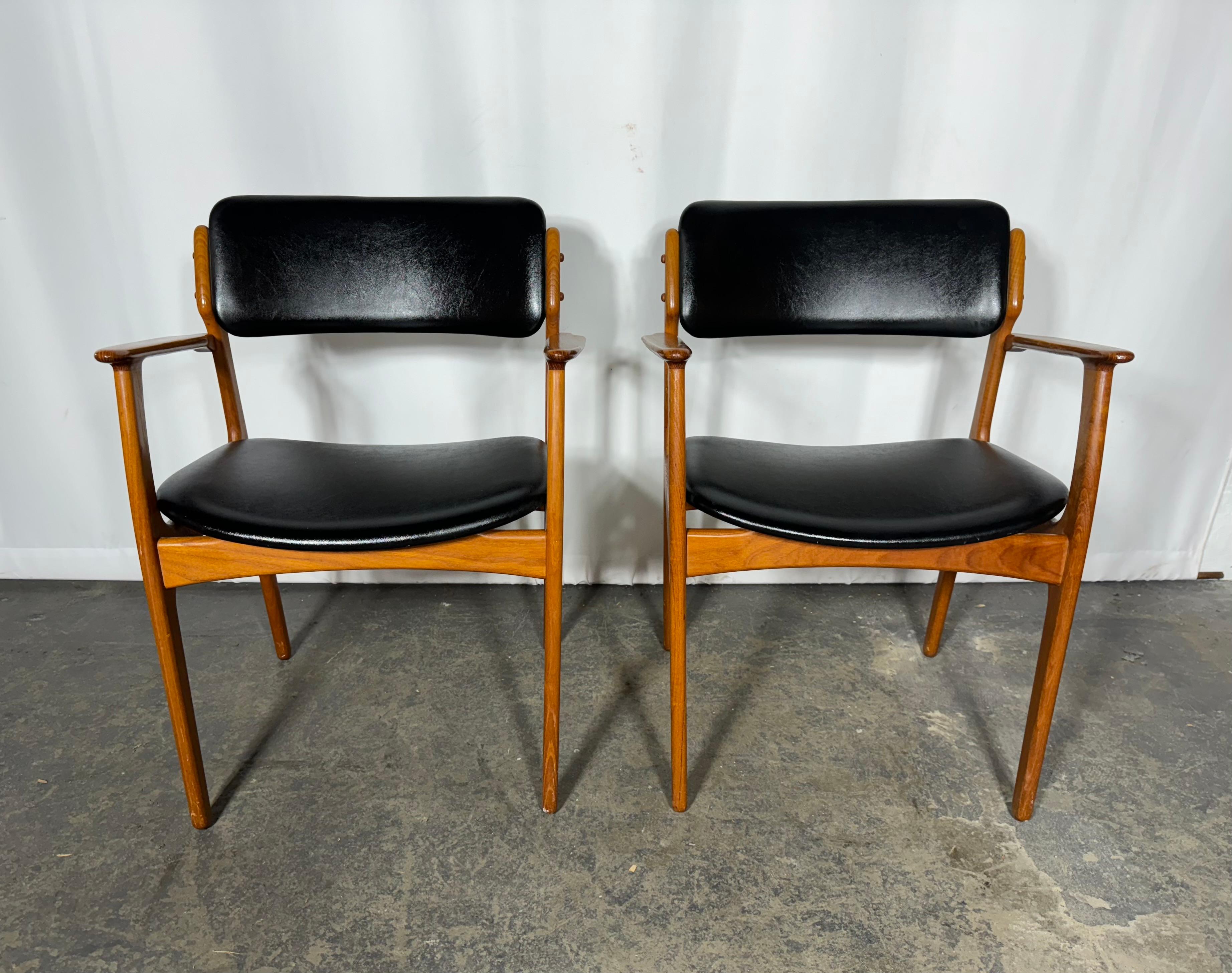 Paire de fauteuils en teck danois conçus par Erik Buch, modèle 49, en parfait état d'origine, d'une qualité et d'une construction supérieures, extrêmement confortables, livrés en main propre à New York City ou n'importe où sur le trajet depuis