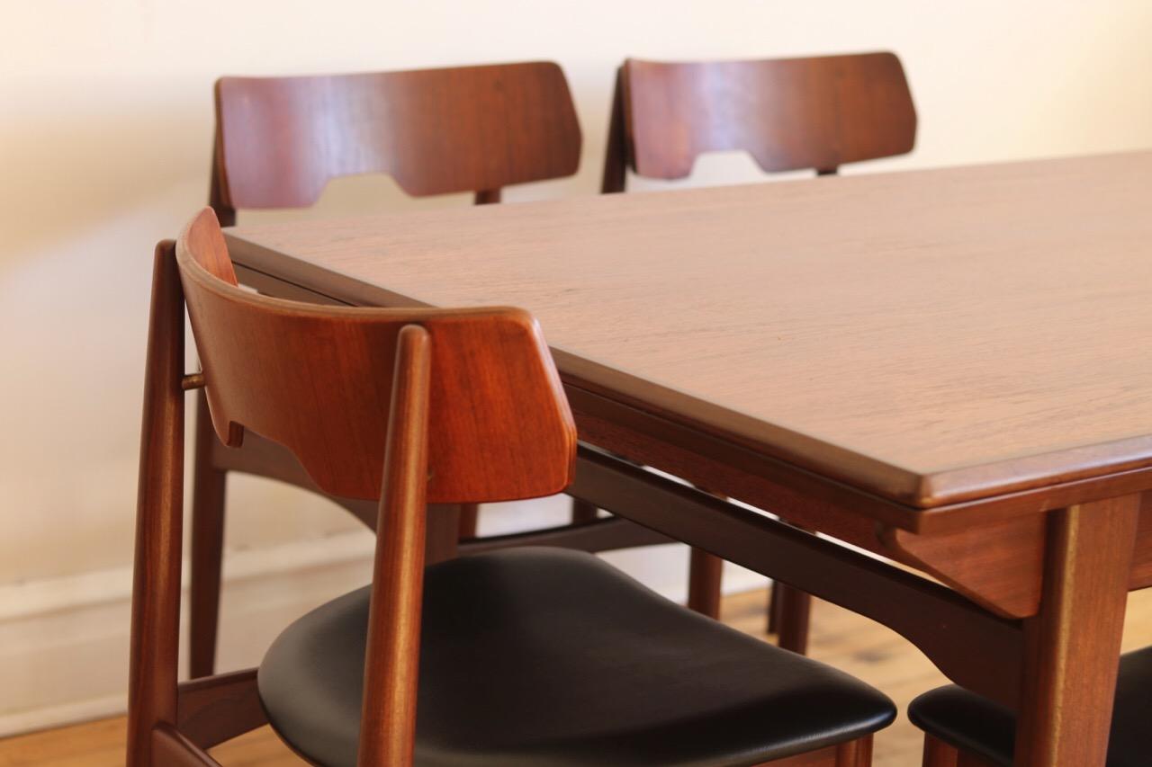 Mid-Century Danish Modern Expanding Dark Teak Dining Set In Good Condition In Brooklyn, NY