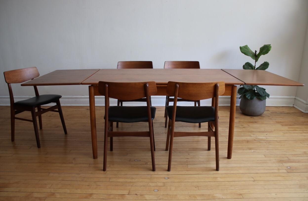 Mid Century Danish Modern Expanding Teak Dining Set In Good Condition In Brooklyn, NY