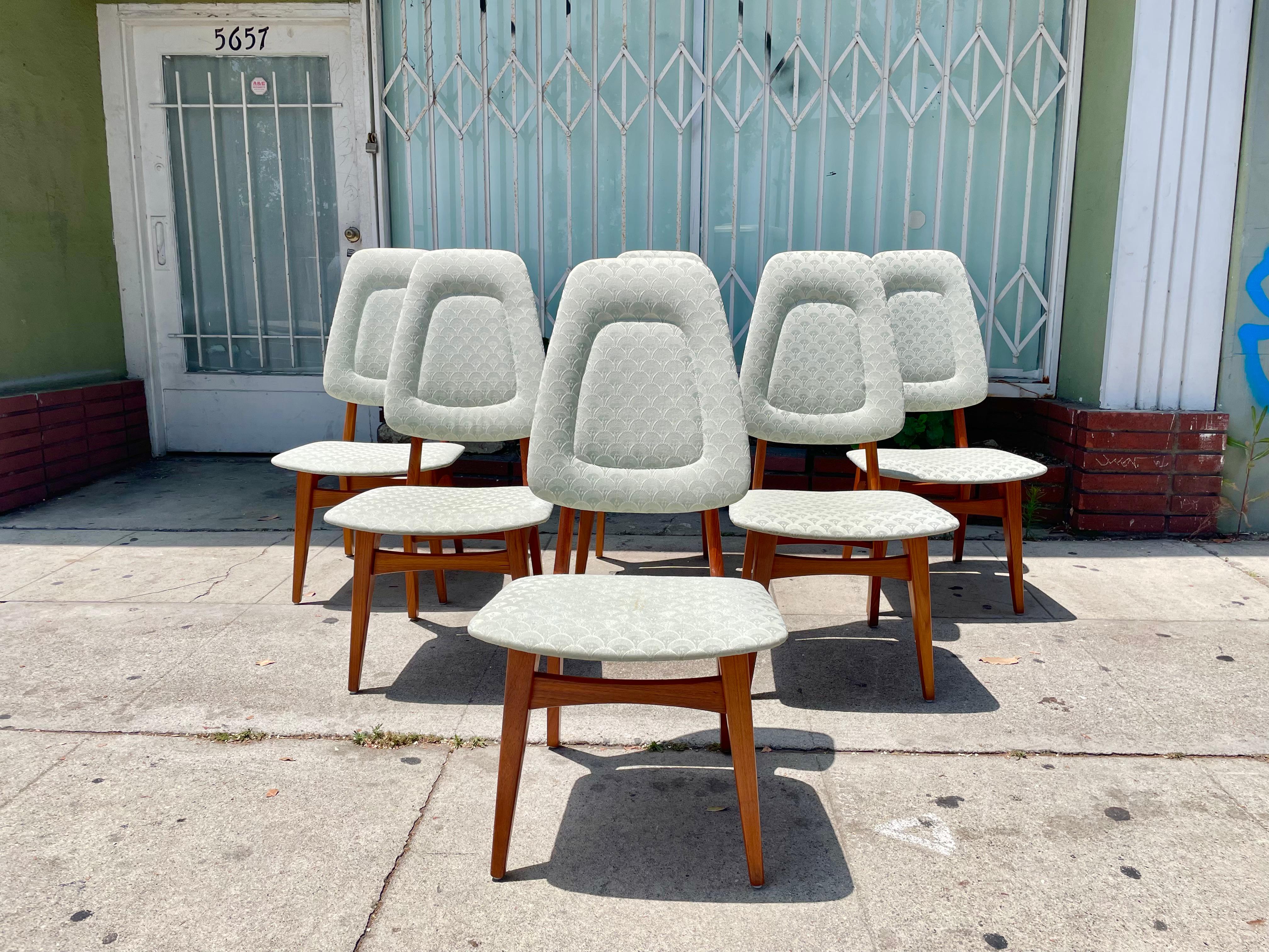 Midcentury Danish Modern Extendable Teak Dining Table and Chairs For Sale 1