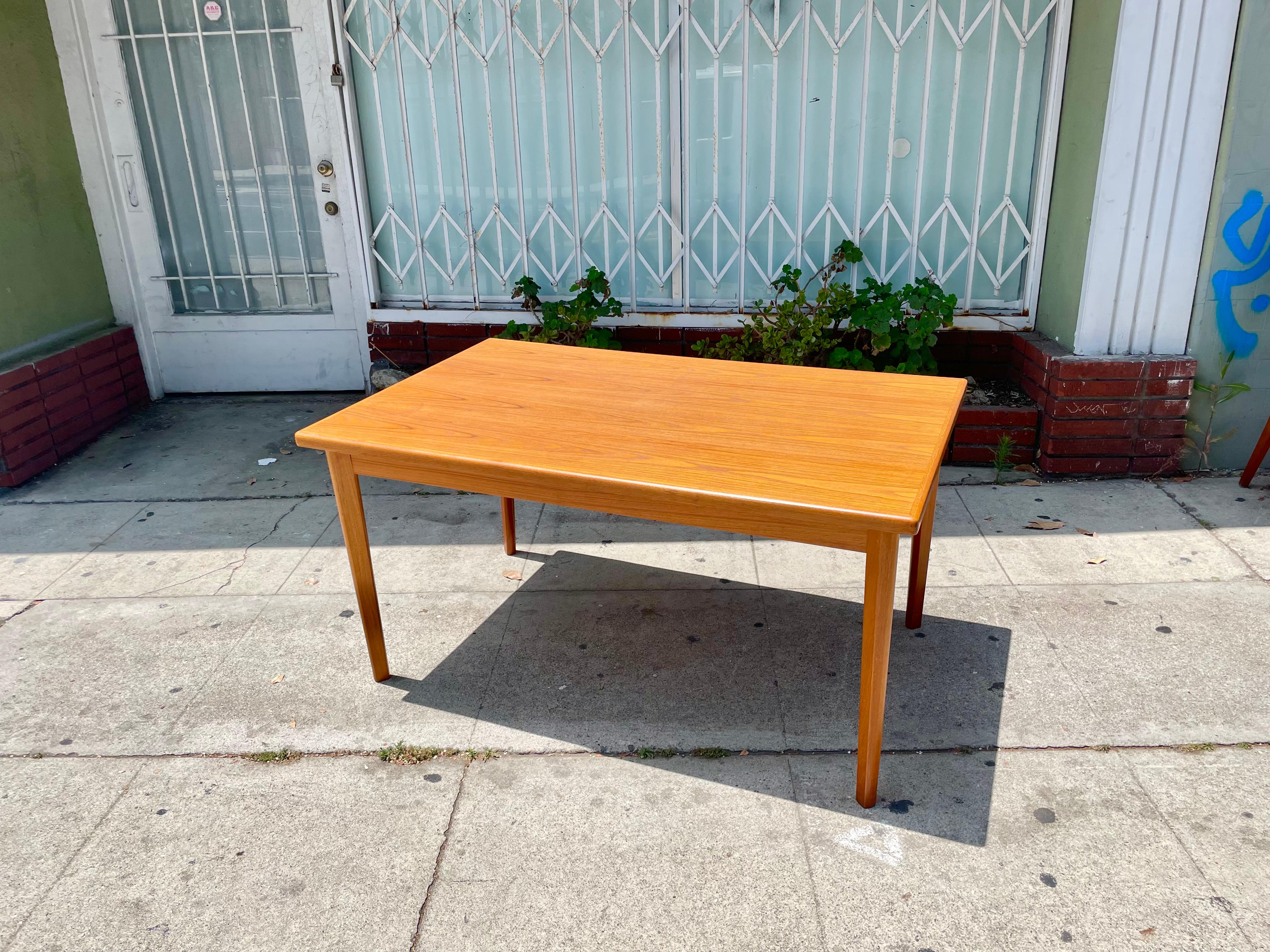 Midcentury Danish Modern Extendable Teak Dining Table and Chairs In Good Condition For Sale In North Hollywood, CA