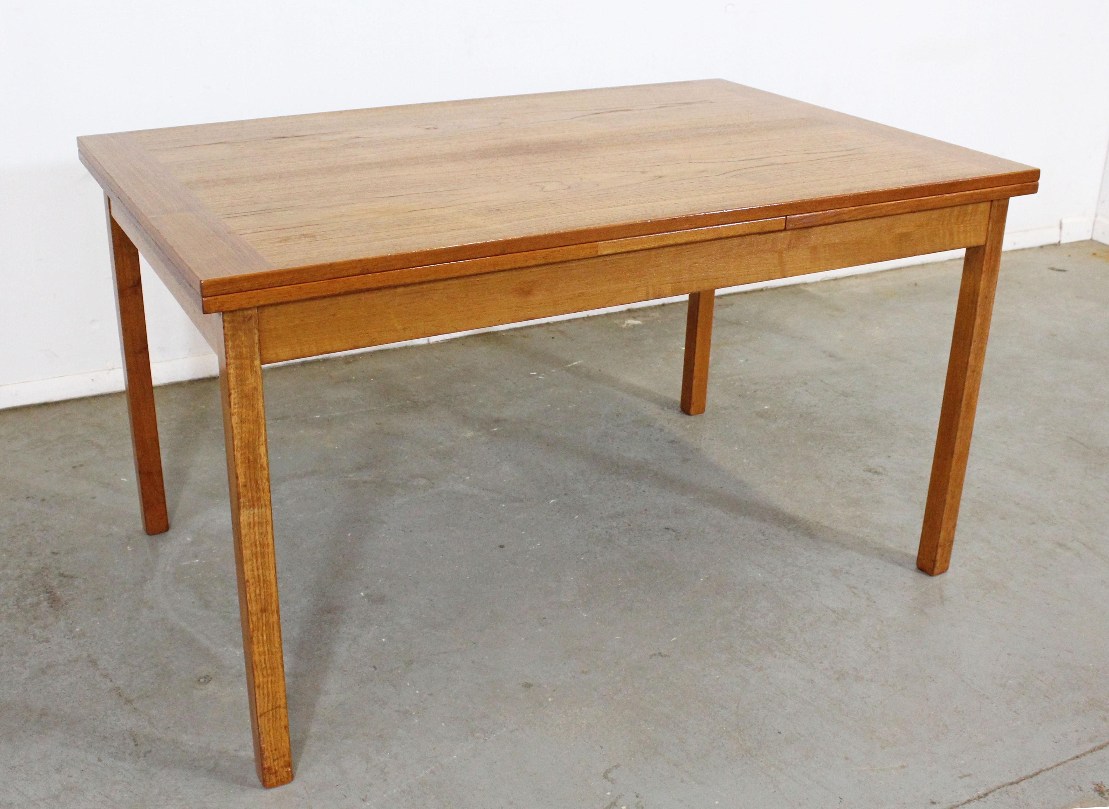 Midcentury Danish Modern Extendable Teak Dining Table In Good Condition In Wilmington, DE