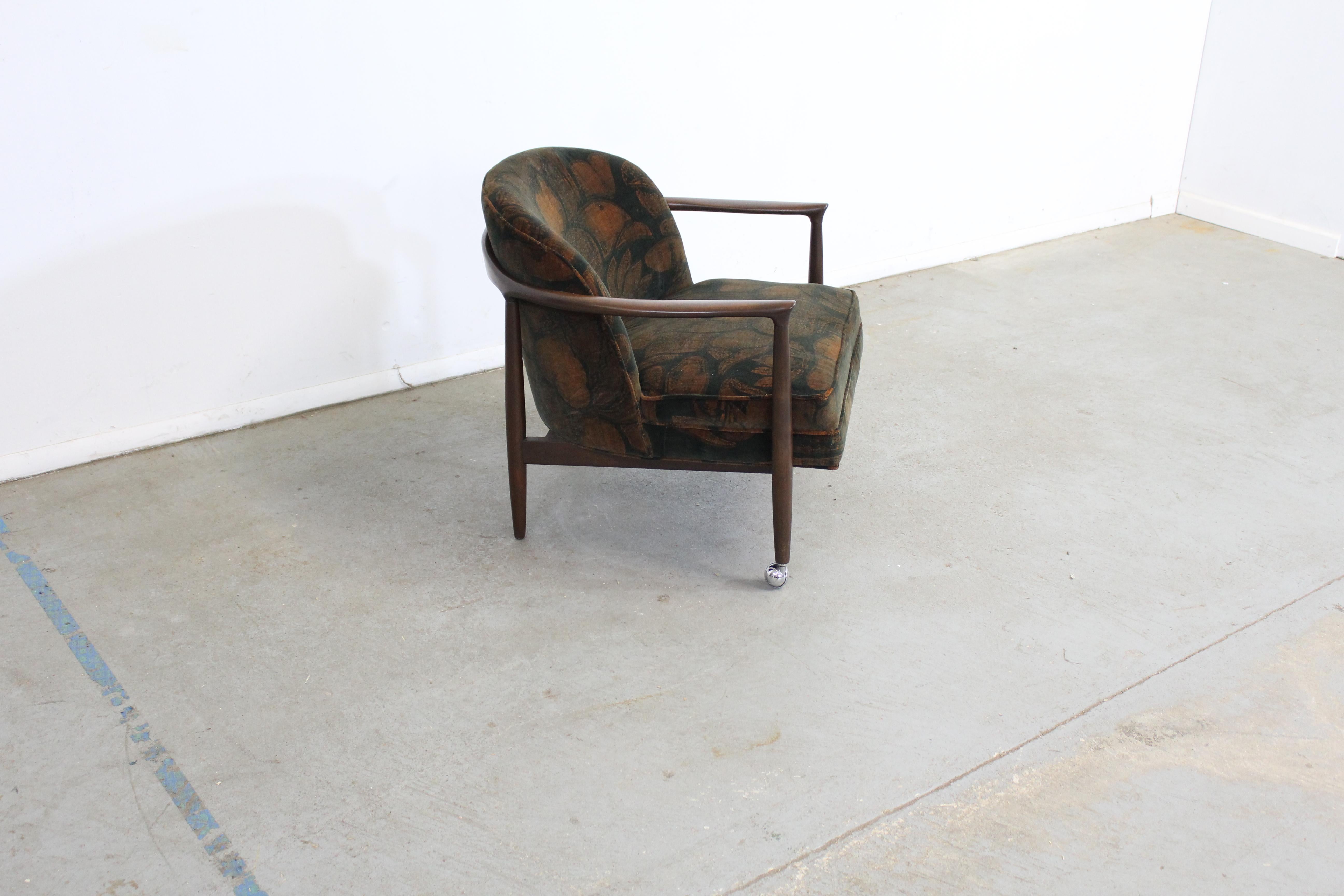 Mid-Century Danish Modern Finn Andersen barrel back club chair

Offered is a vintage mid-century Danish modern chair by Selig. Designed by Finn Andersen. Made in Denmark. It features a Jack Lenoir Larsen fabric and was recently reupholstered by the