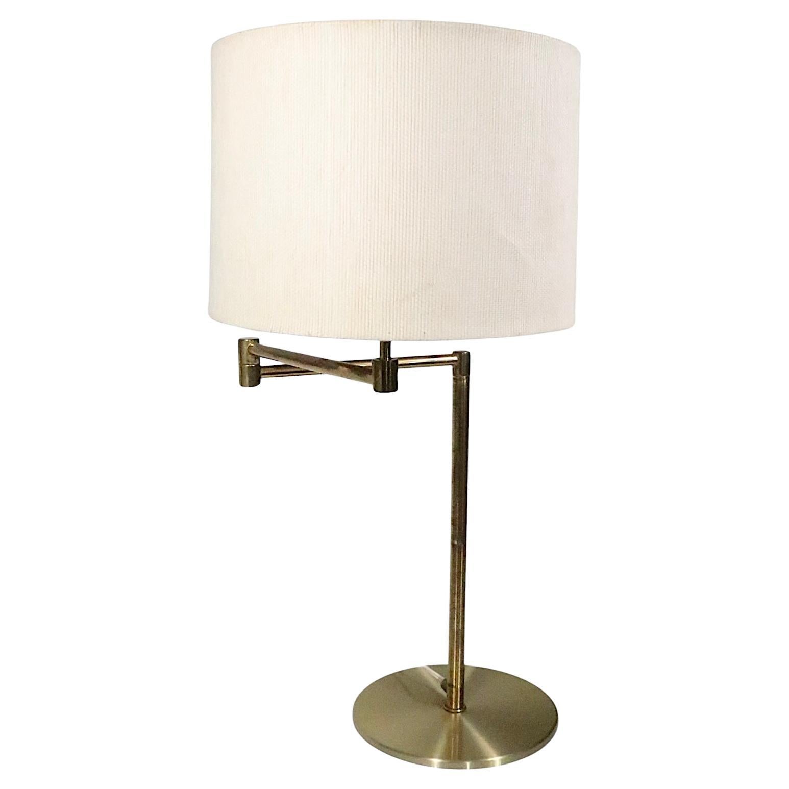 Intéressante interprétation moderne danoise de l'emblématique lampe à bras flexible de Von Nessen, cet exemple a été fabriqué au Danemark par, vers 2950/70's.
Plus grande que le modèle de Von Nessen, et exécutée en laiton massif, la lampe comporte