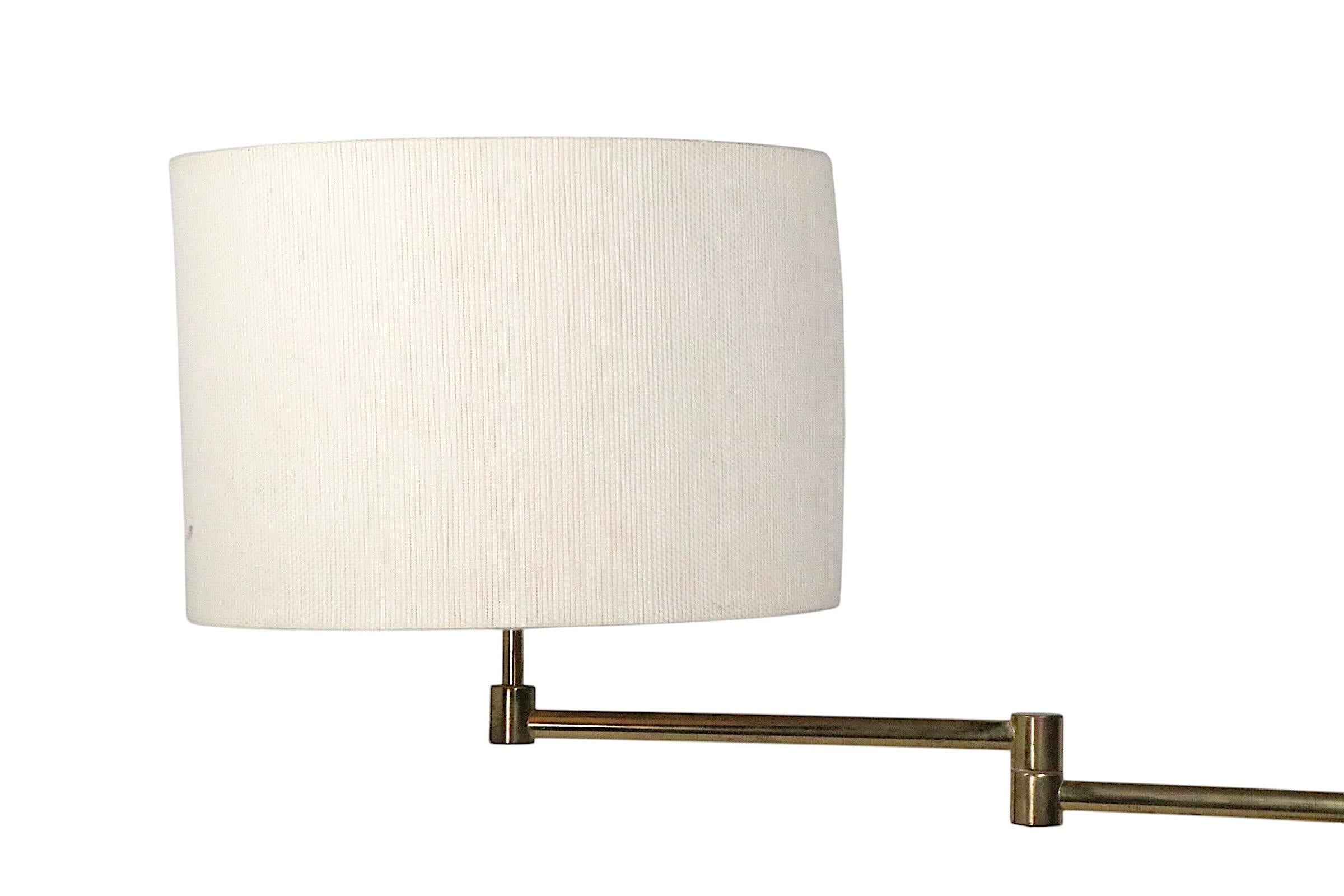 Laiton Lampe de bureau moderne danoise du milieu du siècle dernier par Frandsen d'après Nessen en vente
