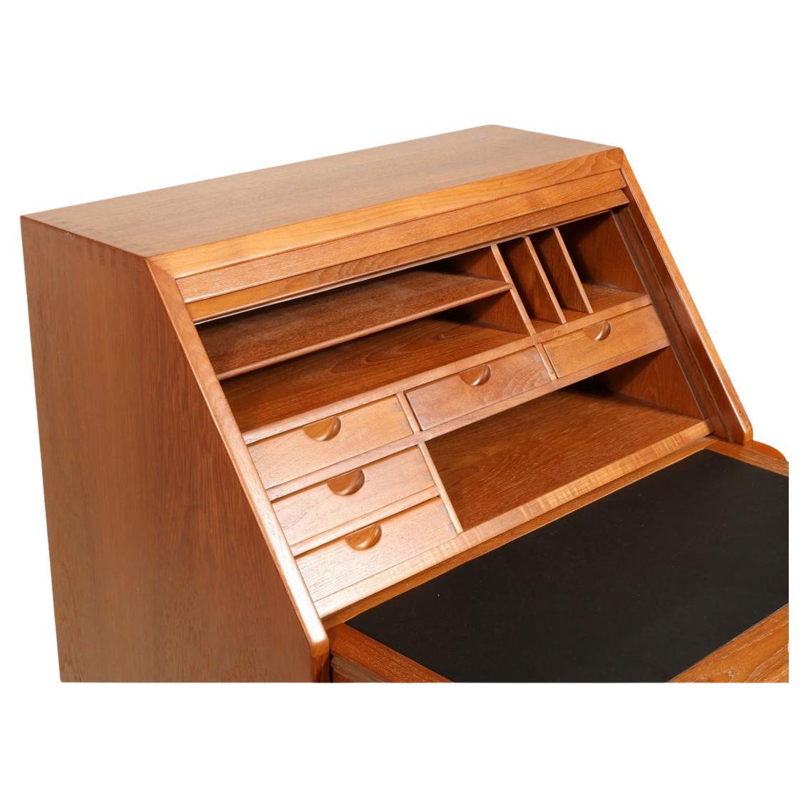 Scrivania in teak della metà del secolo scorso Caratterizzata da un frontale ribaltabile con cassetti piccoli e cassetti grandi inferiori. Bellissima costruzione danese con cerniere in ottone e un design meraviglioso. Il piano e i cassetti sembrano