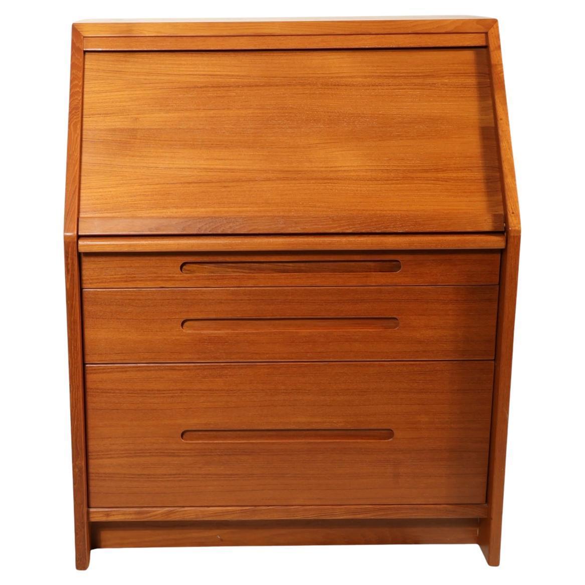 Mid-Century moderno Scrivania ribaltabile danese moderna del metà secolo in teak in vendita