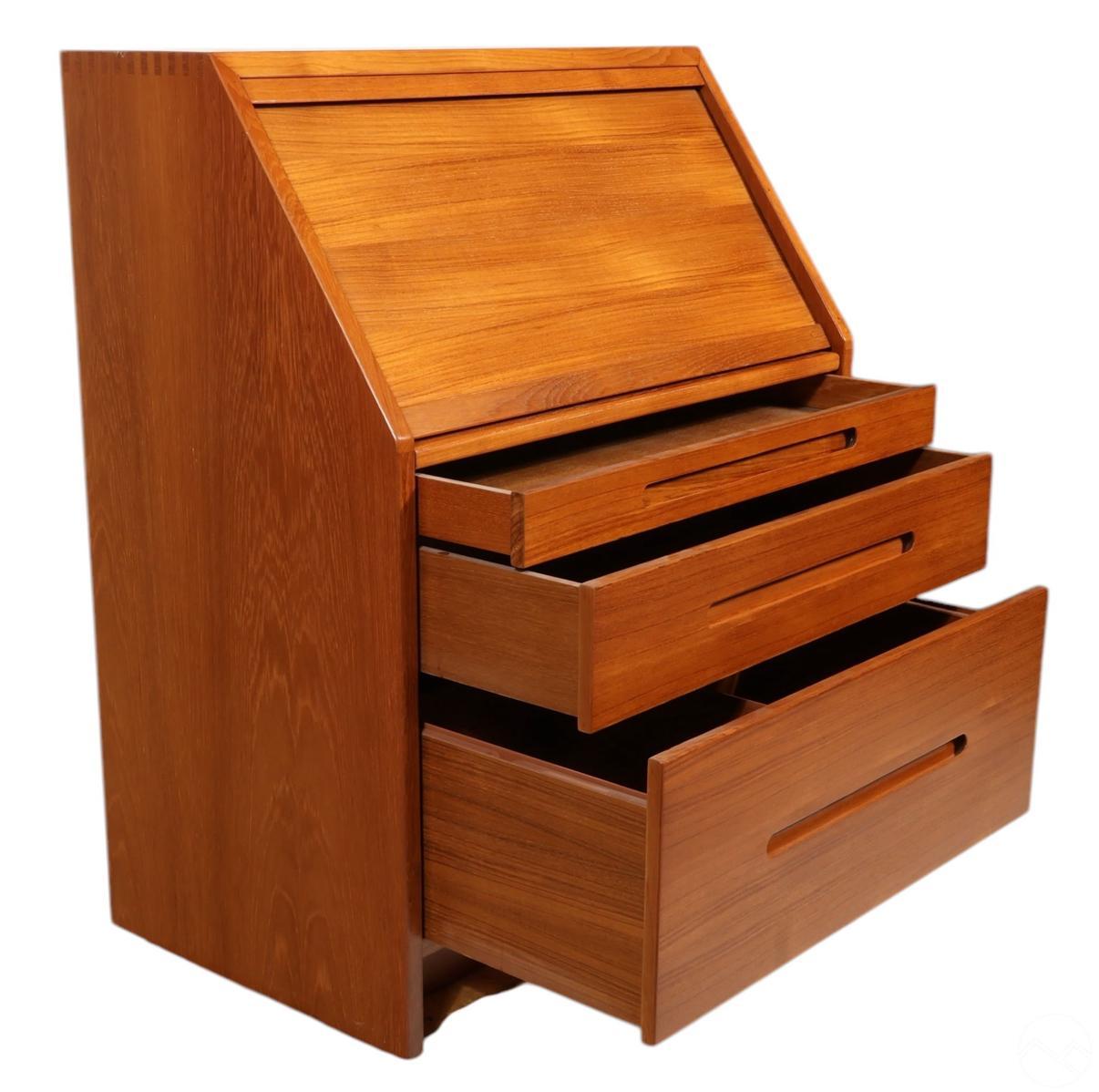 Falegnameria Scrivania ribaltabile danese moderna del metà secolo in teak in vendita
